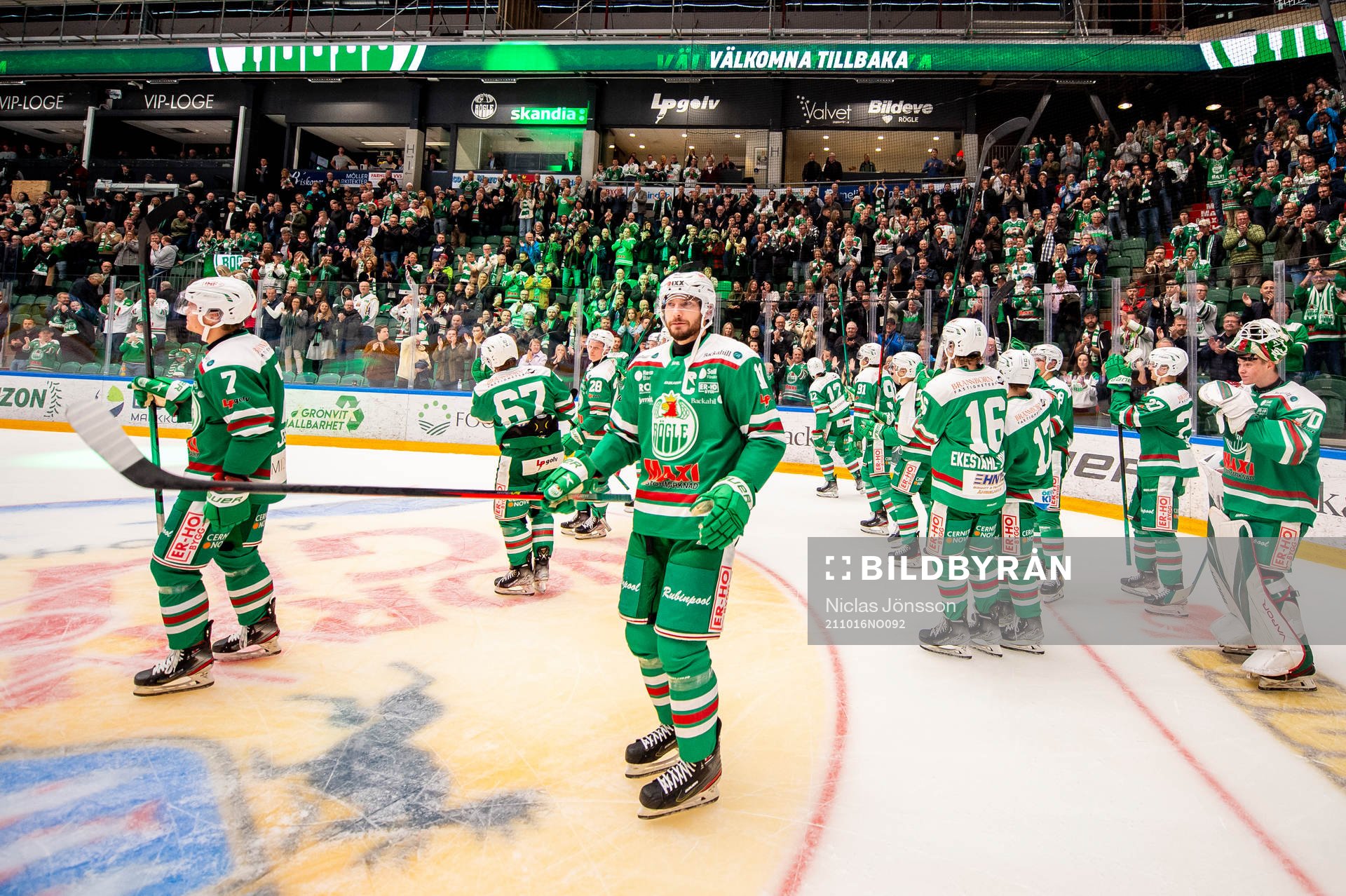 Rögles Mattias Sjögren jublar med lagkamrater