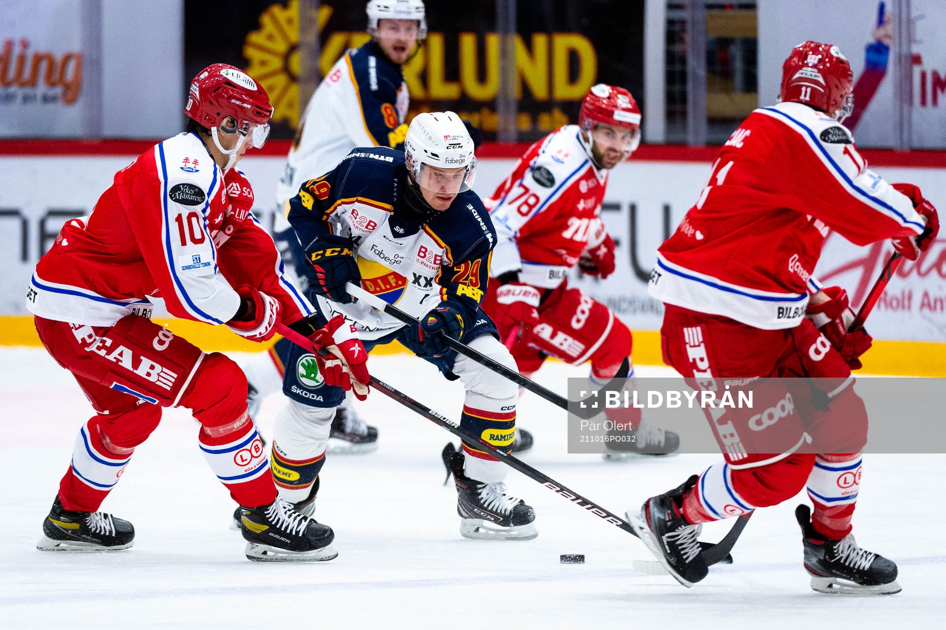 Timrås Robin Alvarez och Djurgårdens Sebastian Strandberg