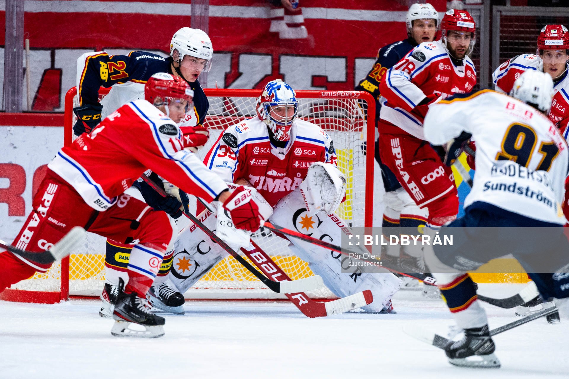 Djurgårdens Linus Andersson och Timrås målvakt Sami