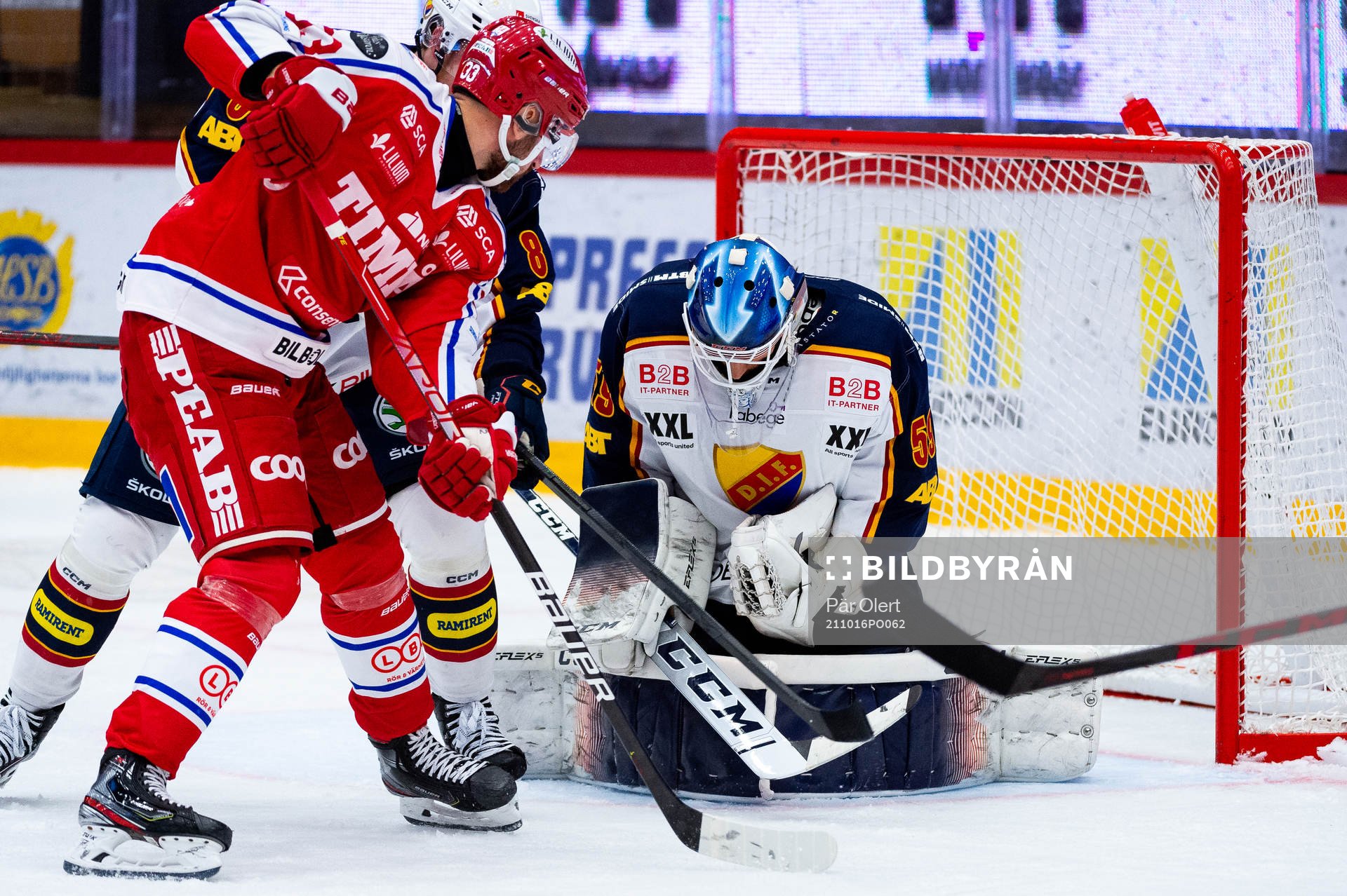 Timrås Albin Lundin och Djurgårdens målvakt Mantas