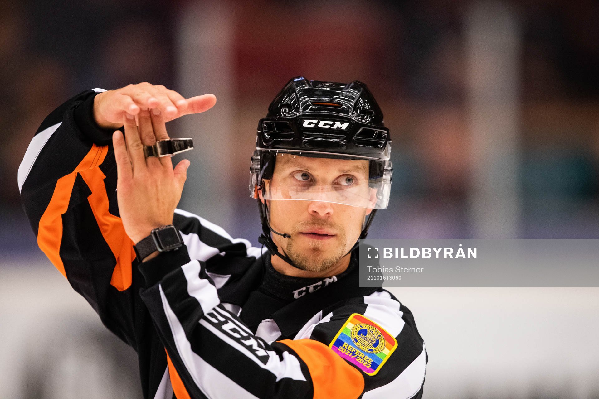 Domare Andreas Harnebring gör tecken för time-out