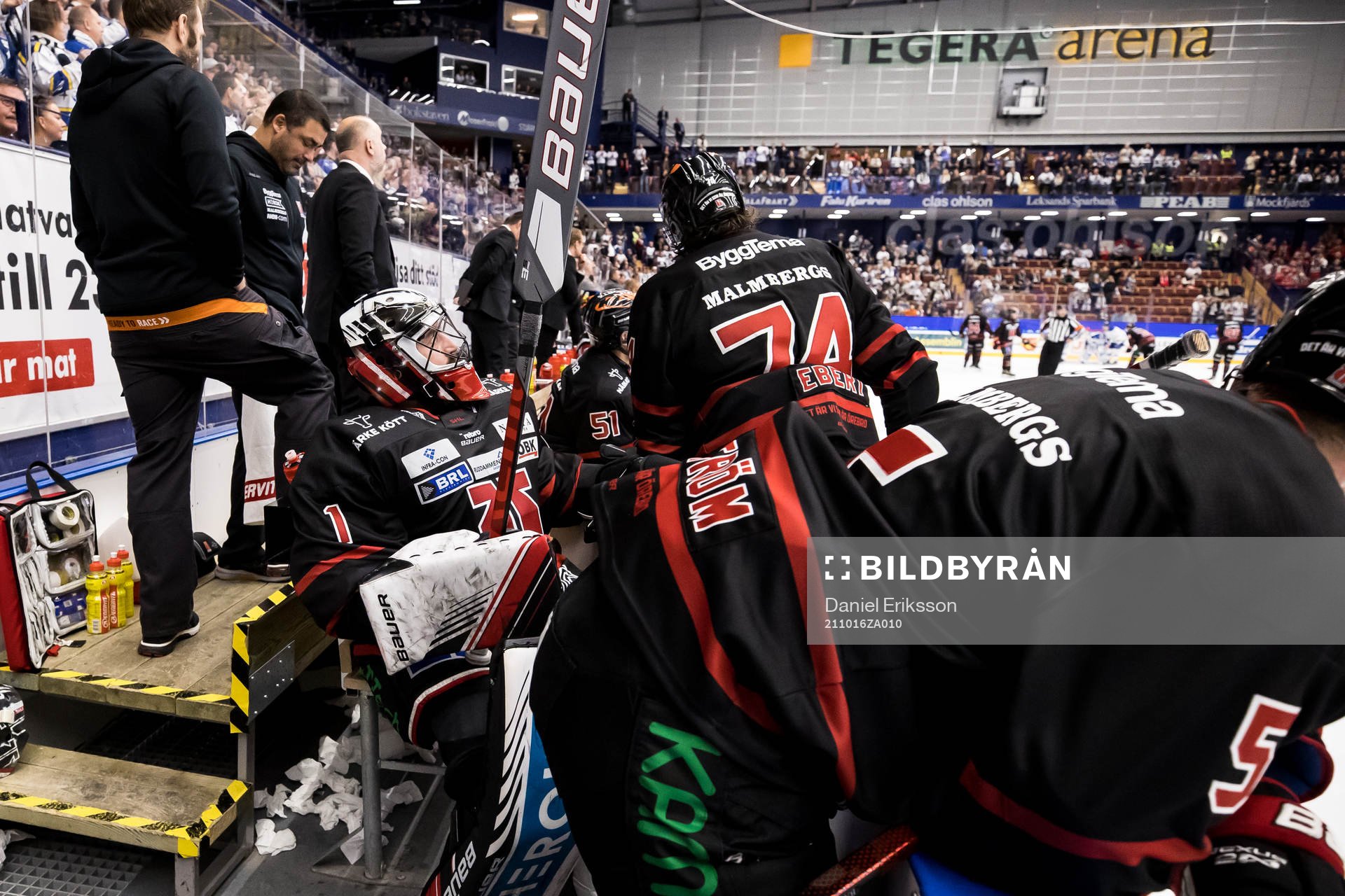 Örebros målvakt Jhonas Enroth deppar  i båset