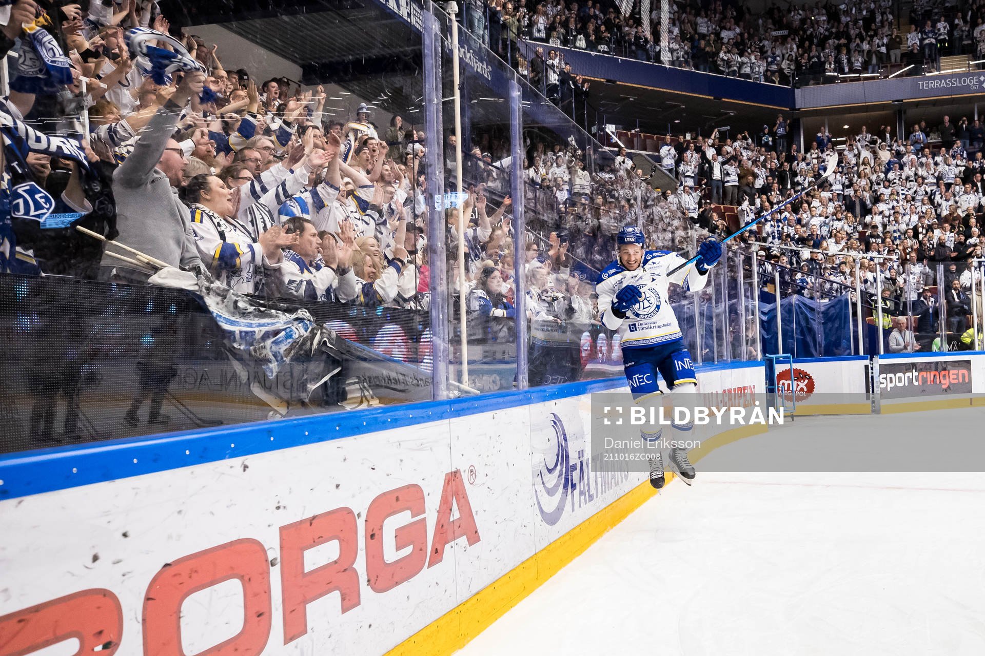 Leksands Patrik Norén  jublar med fansen