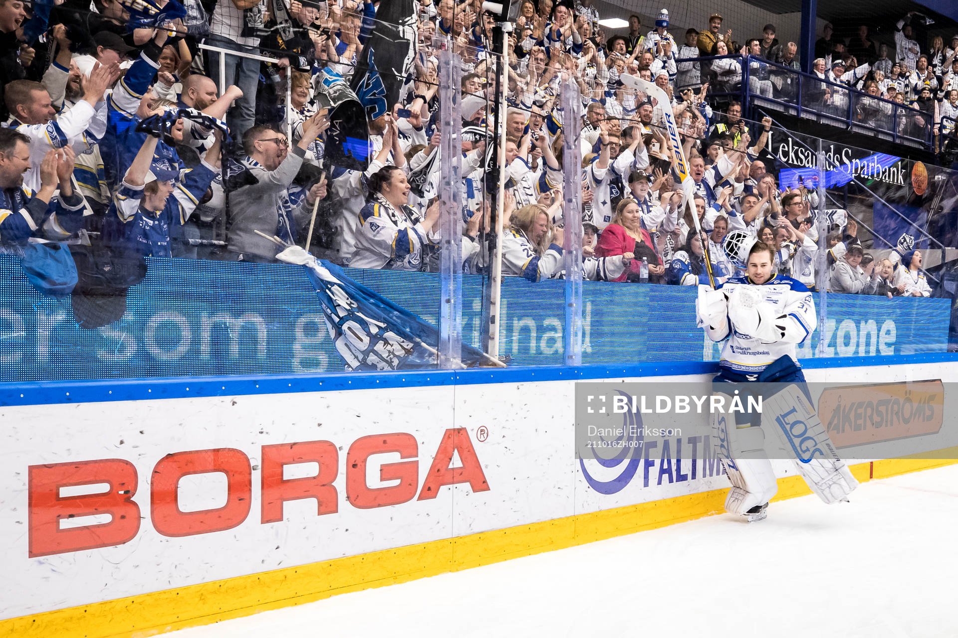 Leksands målvakt Kasimir Kaskisuo jublar med fansen