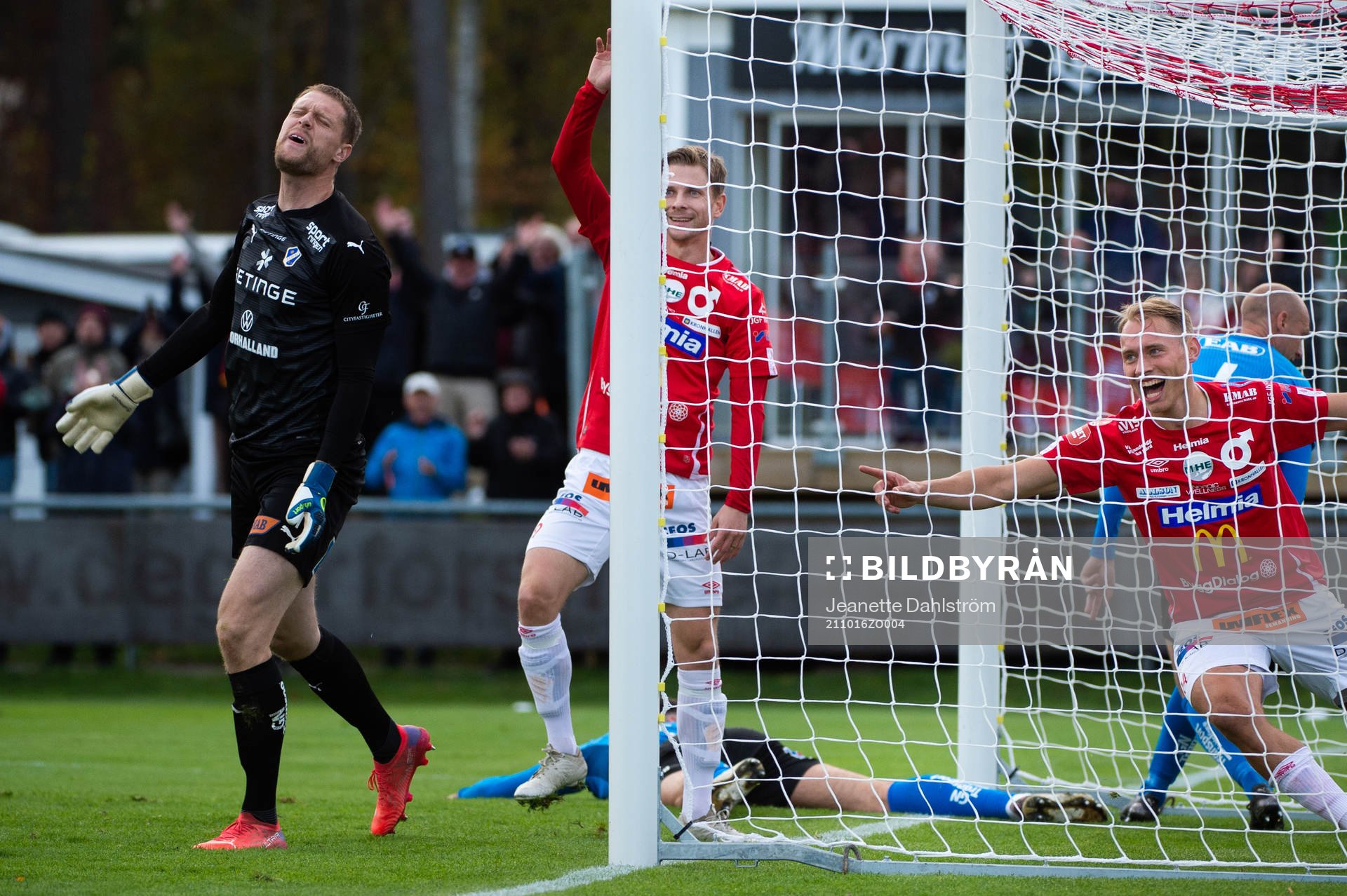 Halmstads målvakt Malkolm Nilsson Säfqvist och Degerfors Villiam Dahlström och Degerfors Johan Bertilsson jublar över mål under fotbollsmatchen i Allsvenskan mellan Degerfors och Halmstad den 16 oktober 2021 i Degerfors.