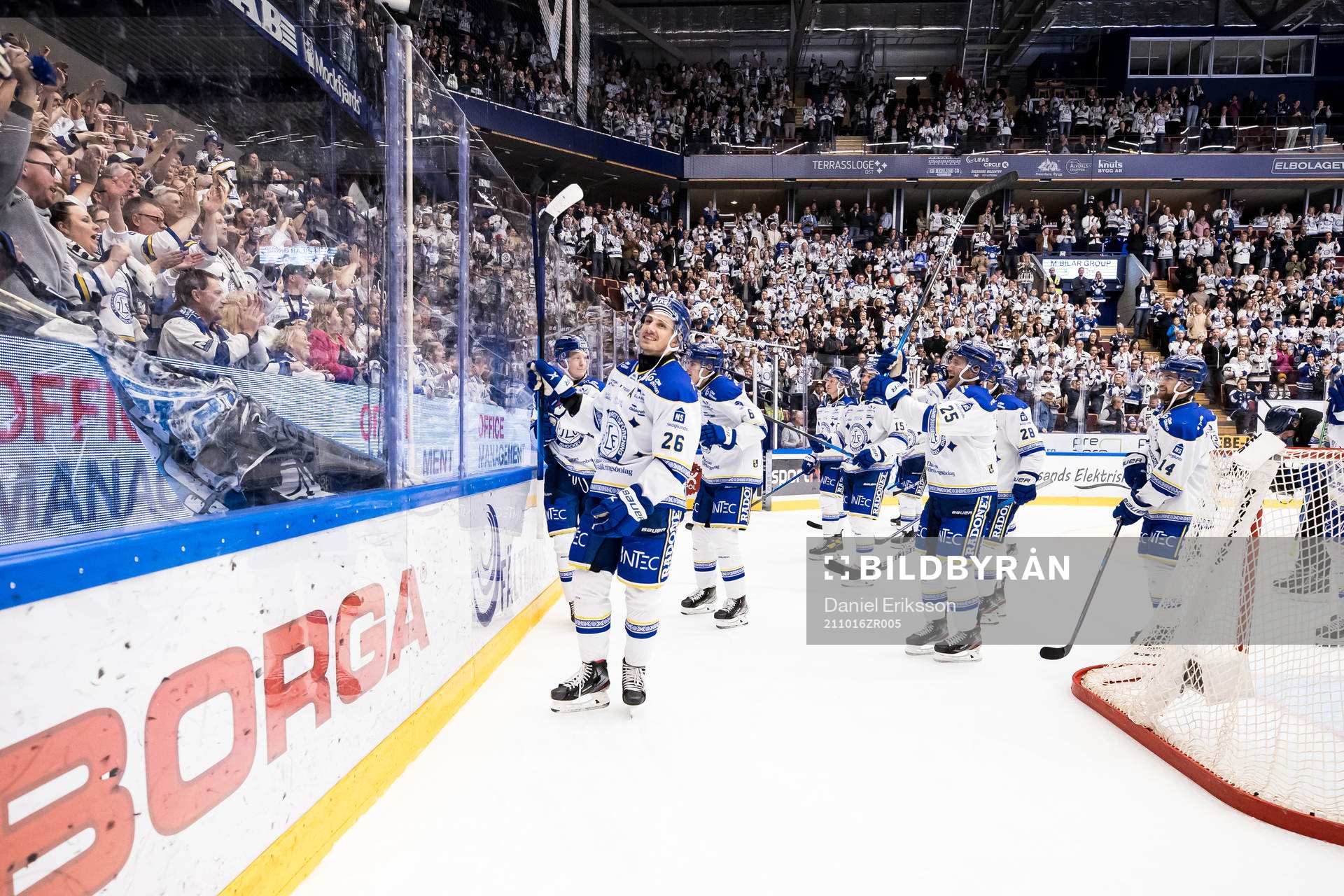 Leksands Patrik Norén  jublar med fansen och resten av