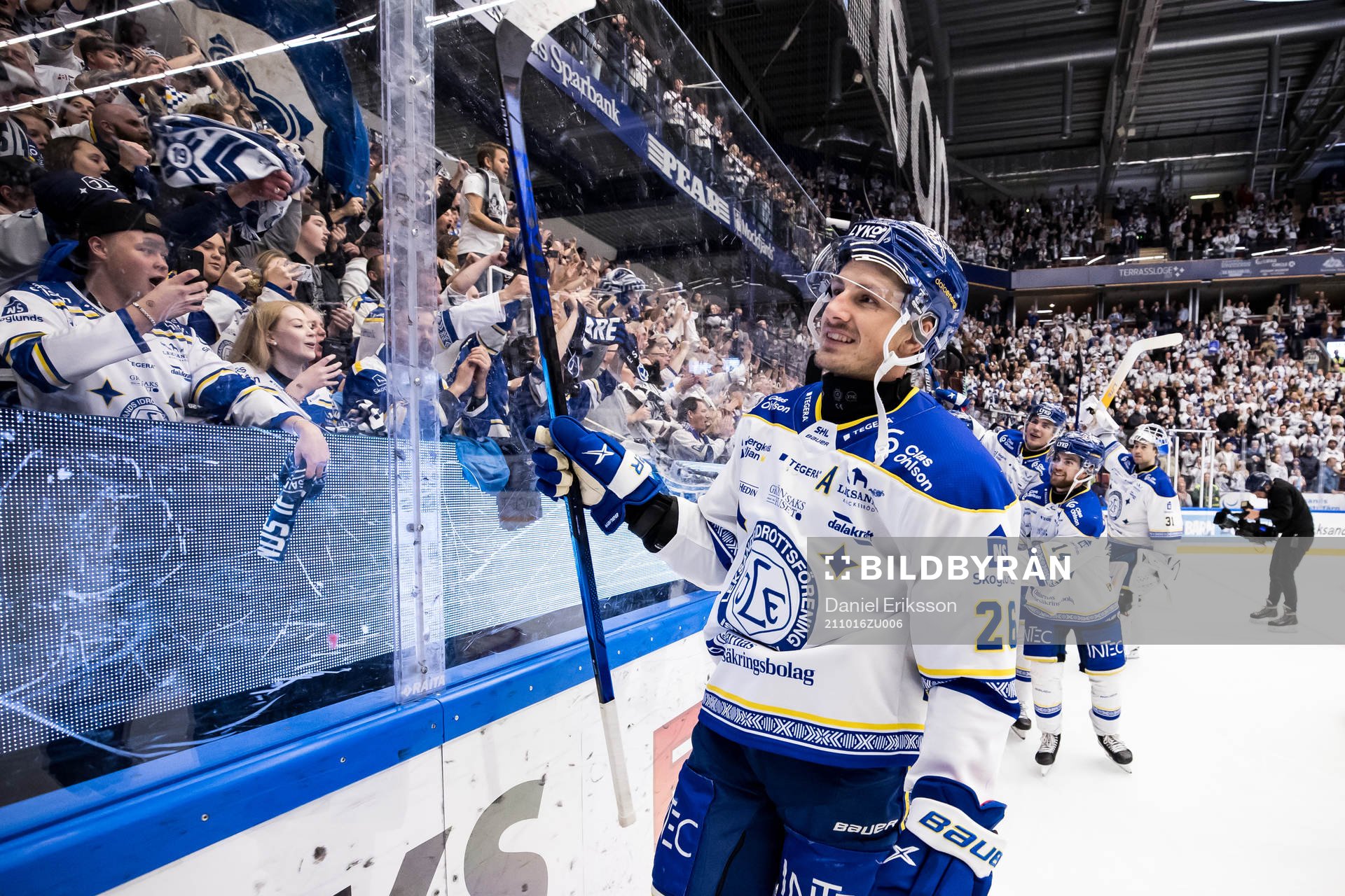 Leksands Patrik Norén  jublar med fansen