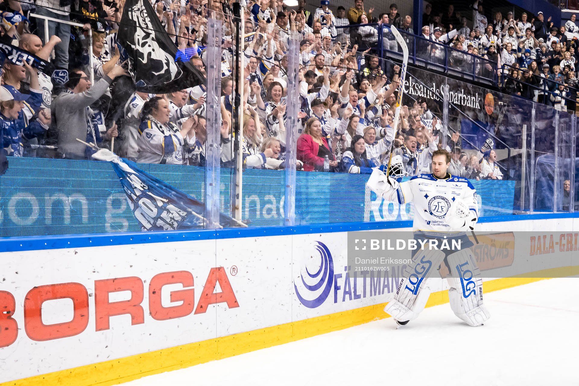 Leksands målvakt Kasimir Kaskisuo jublar med fansen