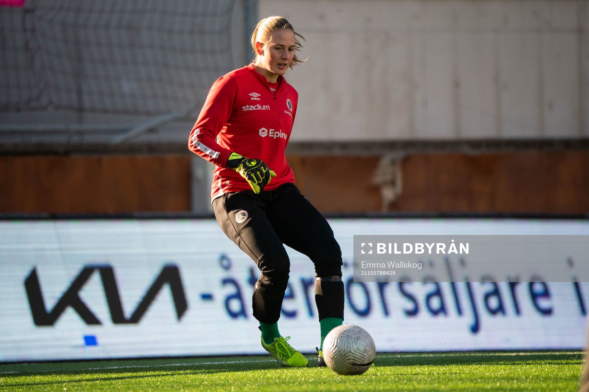 Örebros målvakt Tove Enblom innan fotbollsmatchen i