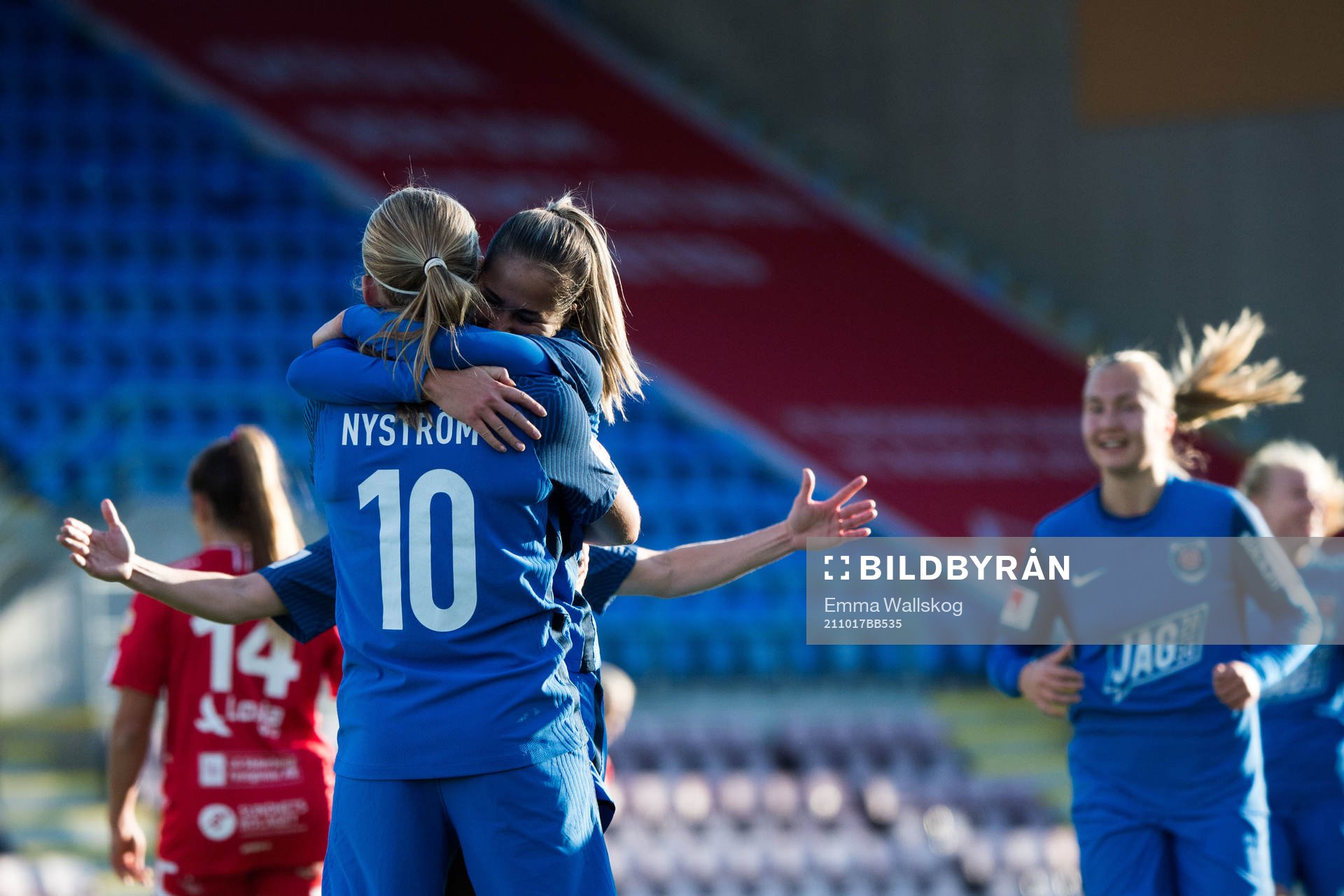 Eskilstunas Paulina Nyström och Felicia Saving jublar