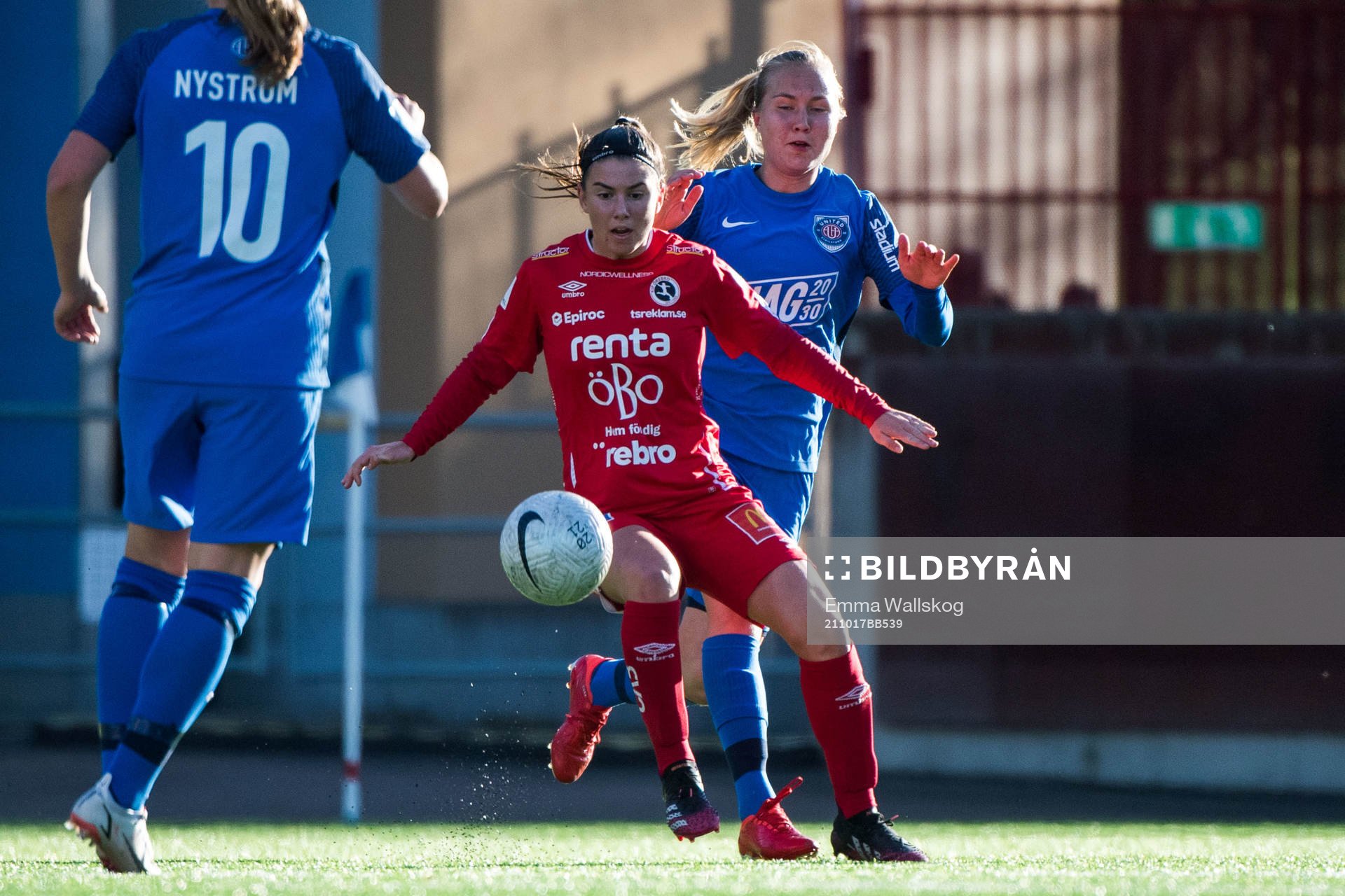 Eskilstunas Noor Hoelsbrekken Eckhoff och Örebros Emilia Pelgander under fotbollsmatchen i Damallsvenskan mellan Eskilstuna United och Örebro den 17 oktober 2021 i Eskilstuna.