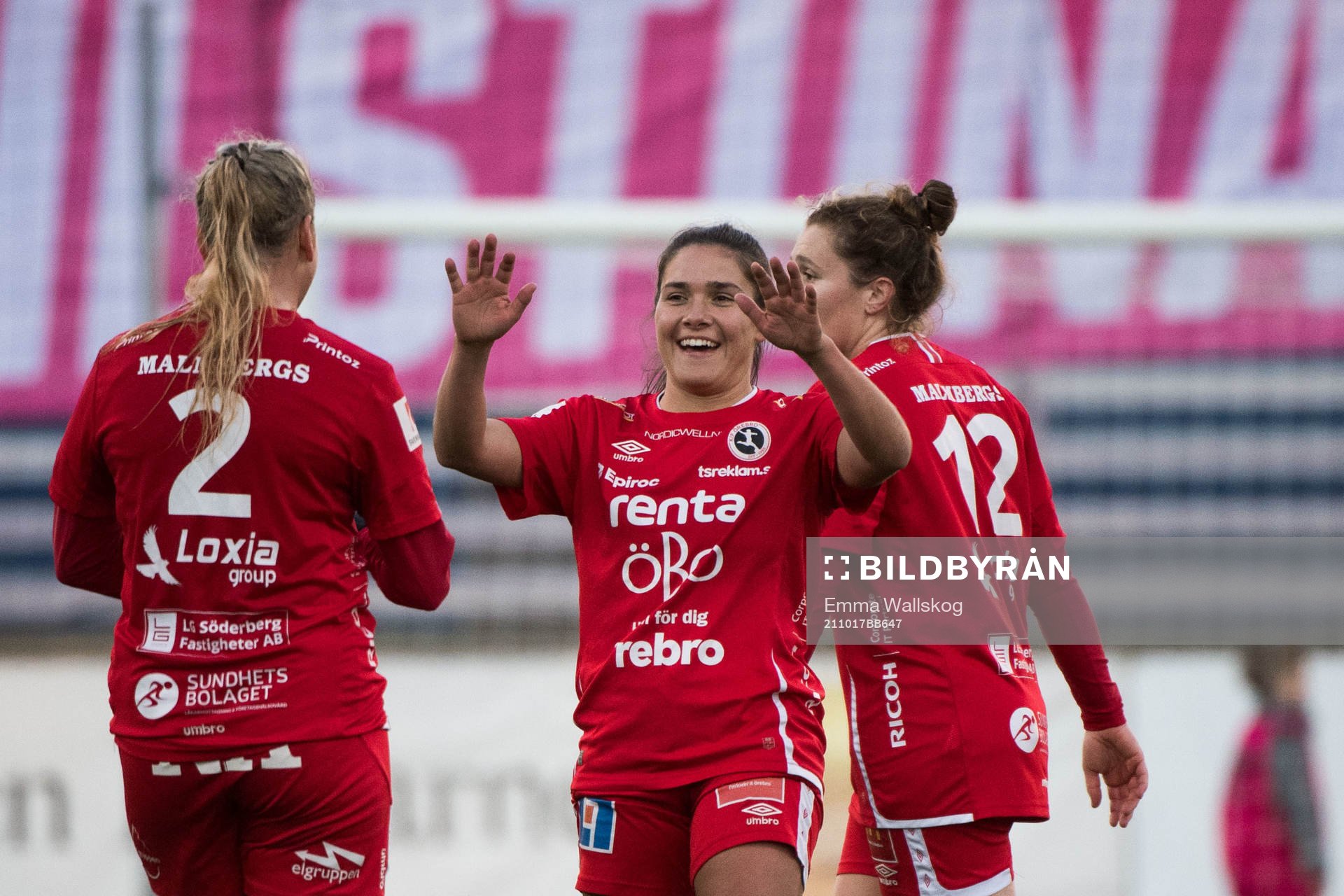 Örebros Elin Pikkujämsä och Carly Wickenheiser jublar