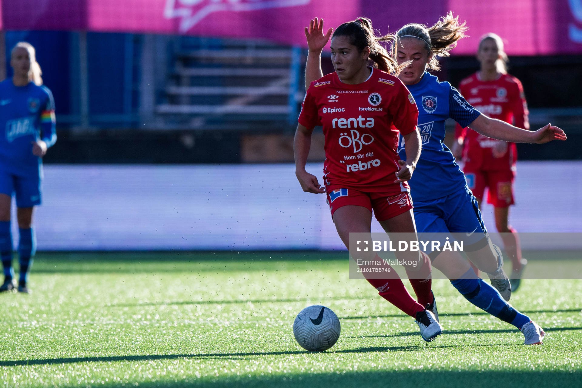 Örebros Carly Wickenheiser och Eskilstunas Paulina Nyström