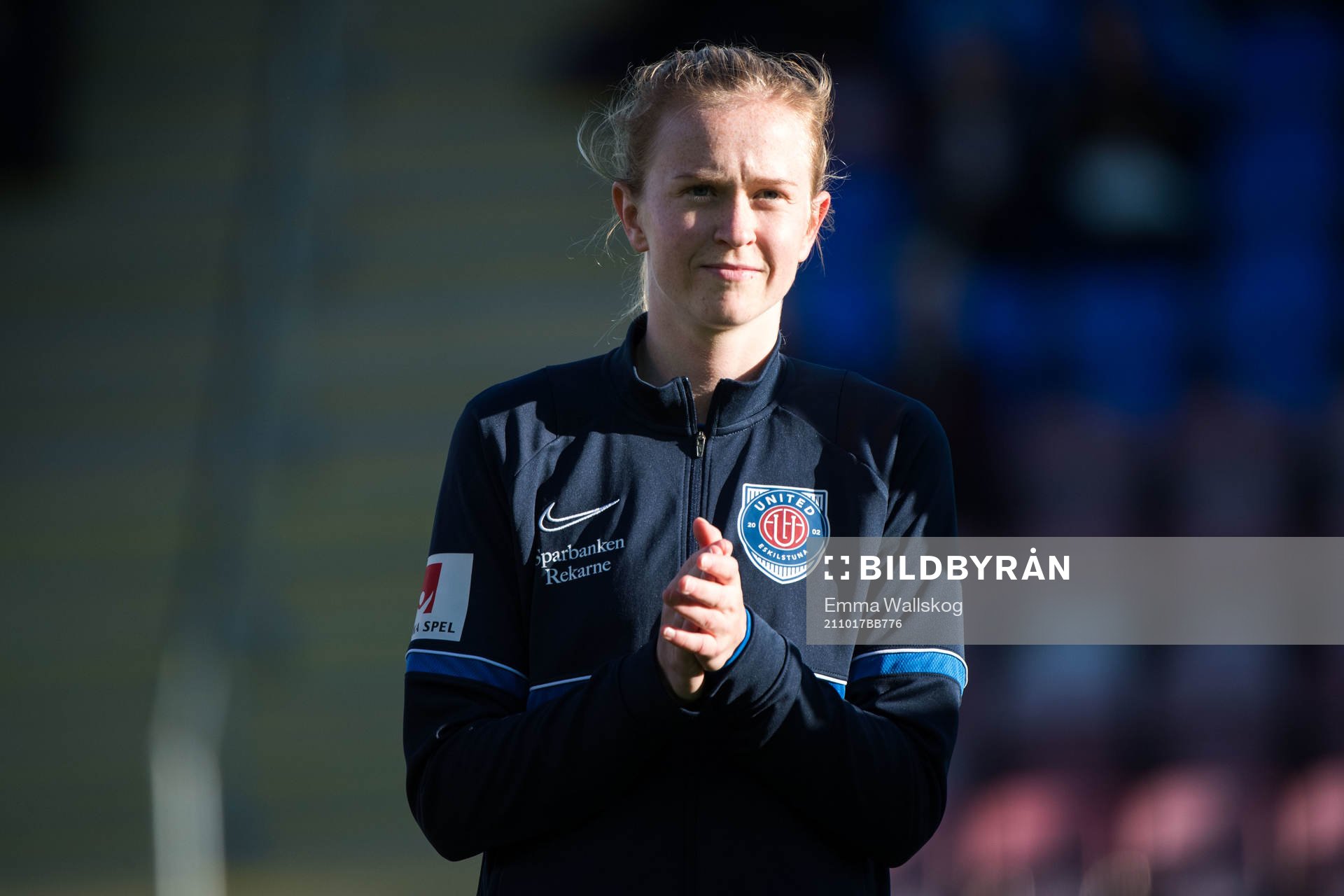 Eskilstunas Emma Östlund innan fotbollsmatchen i