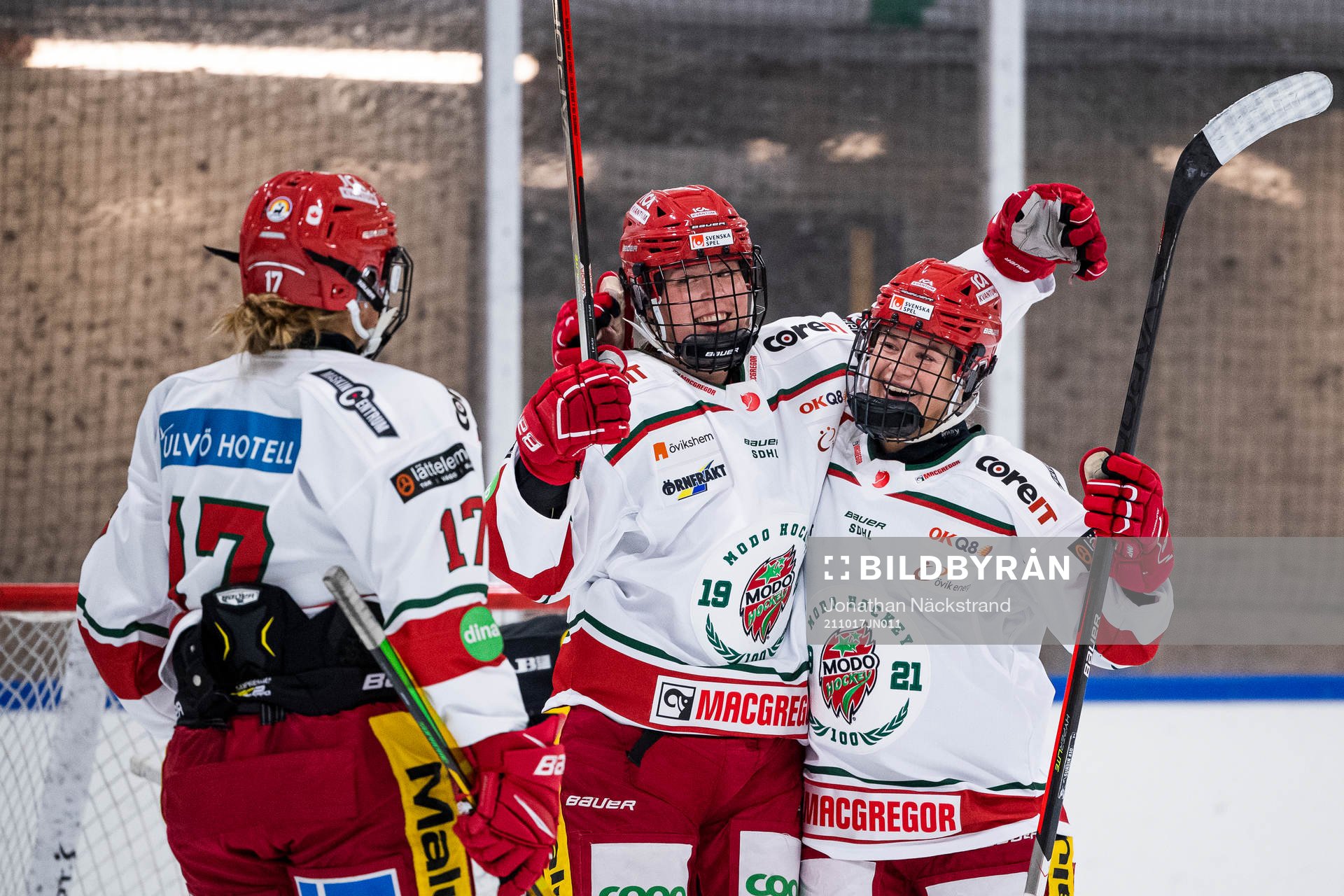 Modos Olivia Carlsson jublar