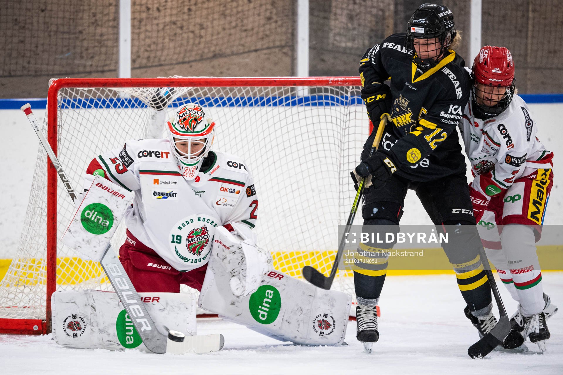 Modos målvakt Klara Peslarkova, Modos Anna Andersson och