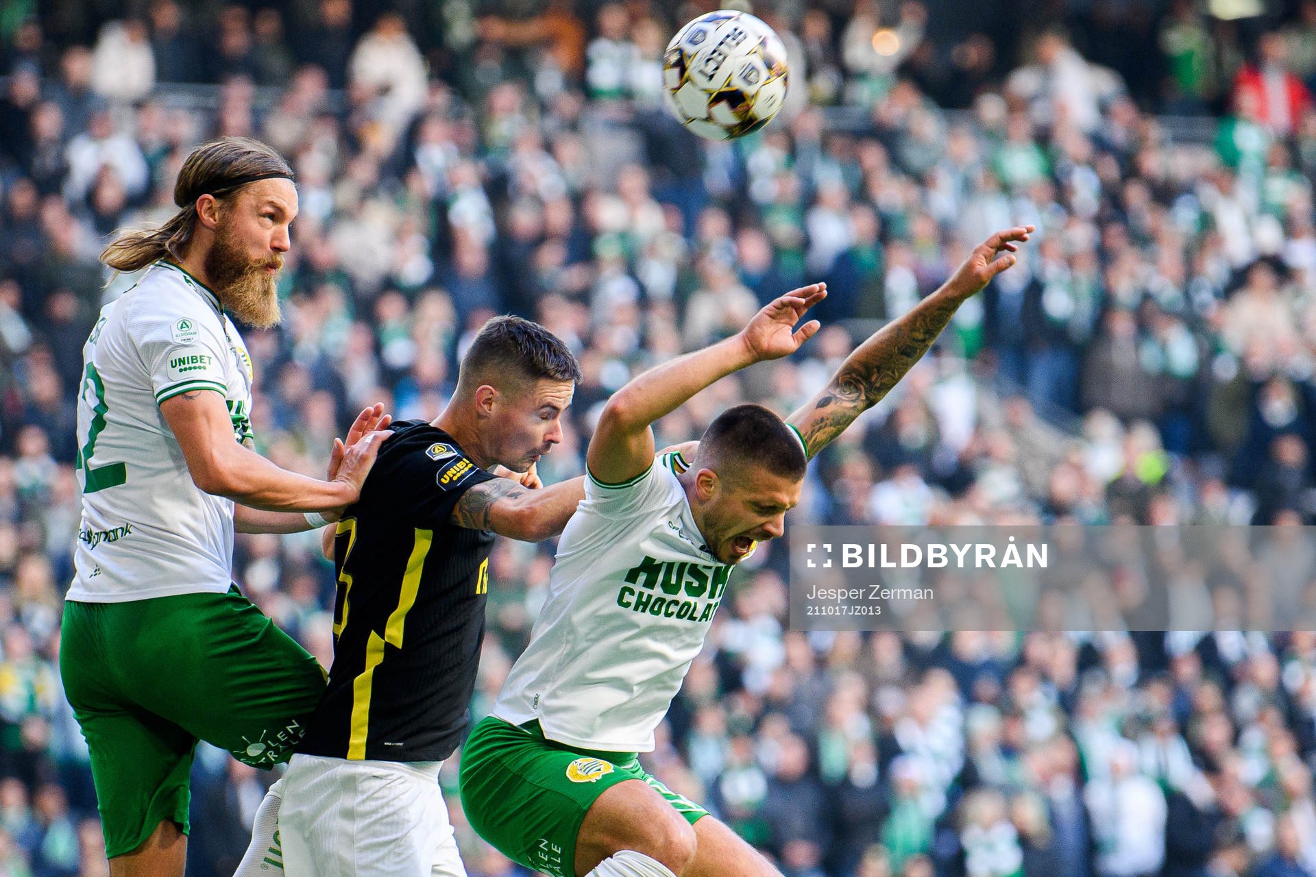 s Mikael Lustig i en luftduell med Hammarbys Bjørn Paulsen