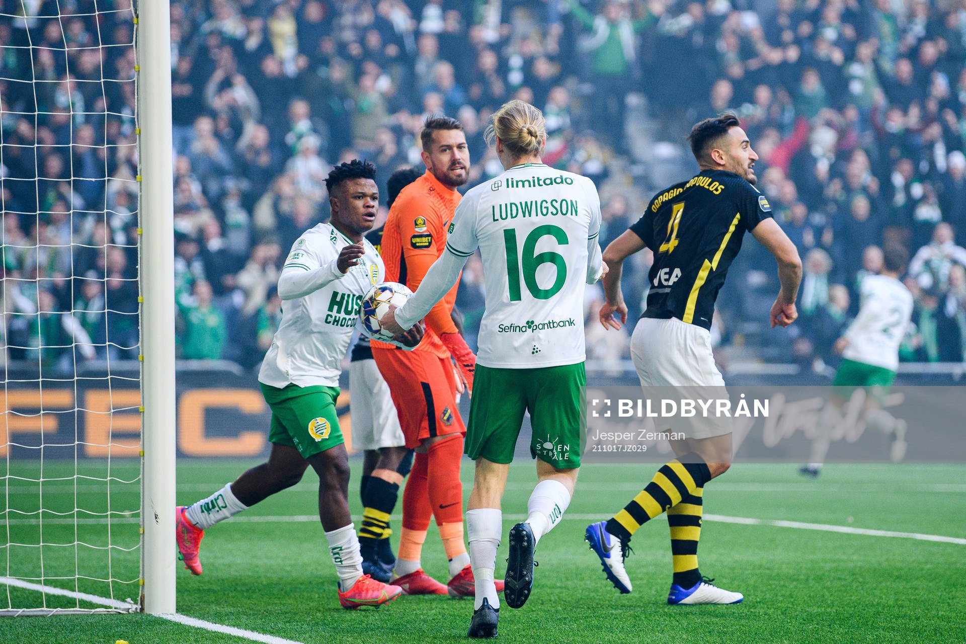 Hammarbys Akinkunmi Amoo och Gustav Ludwigson jublar