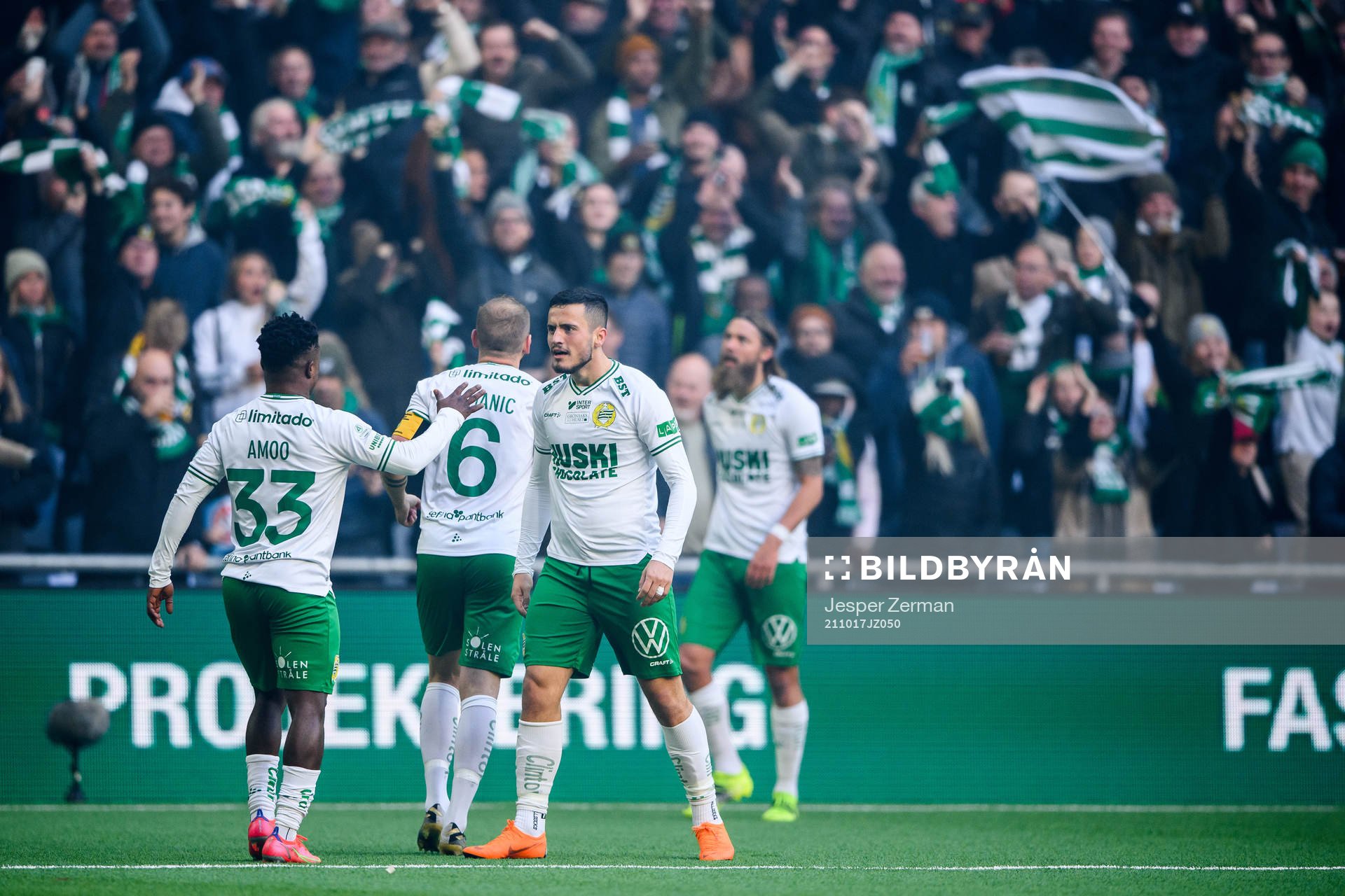 Hammarbys Akinkunmi Amoo och Astrit Selmani jublar