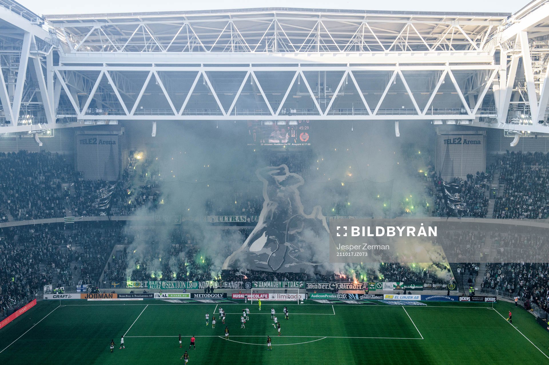 Hammarbys supportrar bränner bengaler