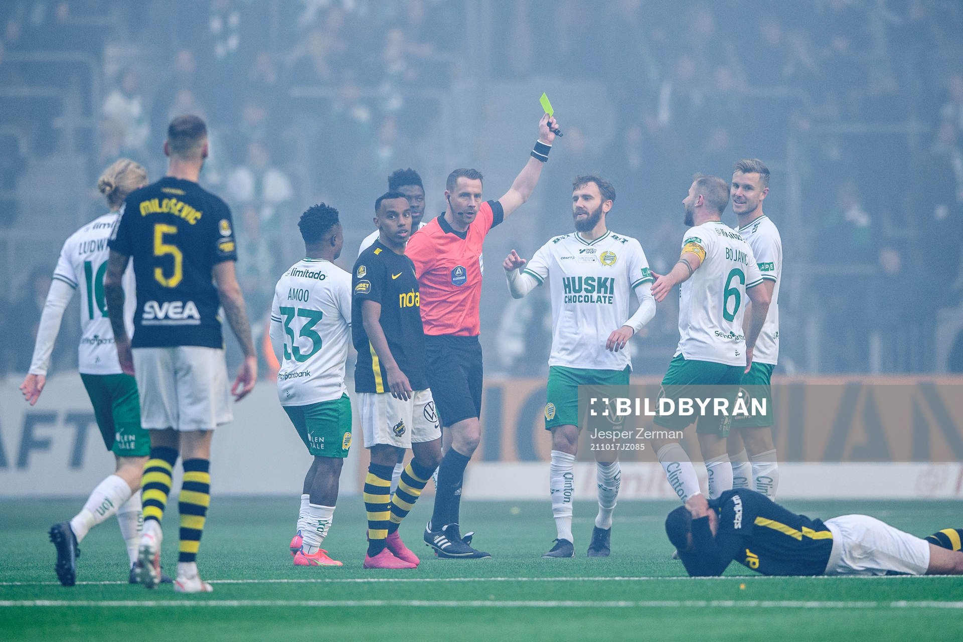 Hammarbys Simon Sandberg får ett gult kort av domare