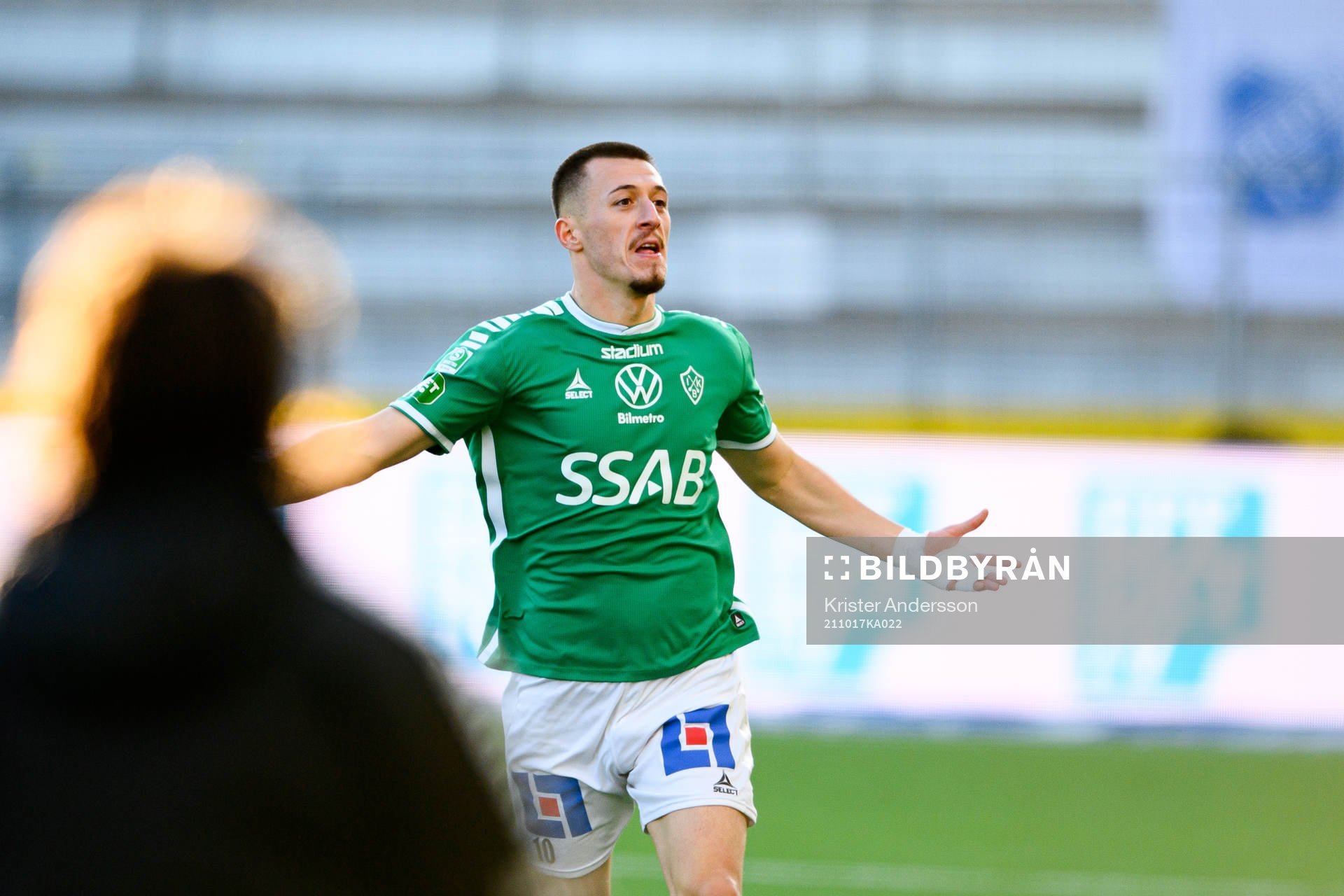 Brages Leonard Pllana jublar efter 2-3 under fotbollsmatchen i Superettan mellan Norrby och Brage den 17 oktober 2021 i Borås. 