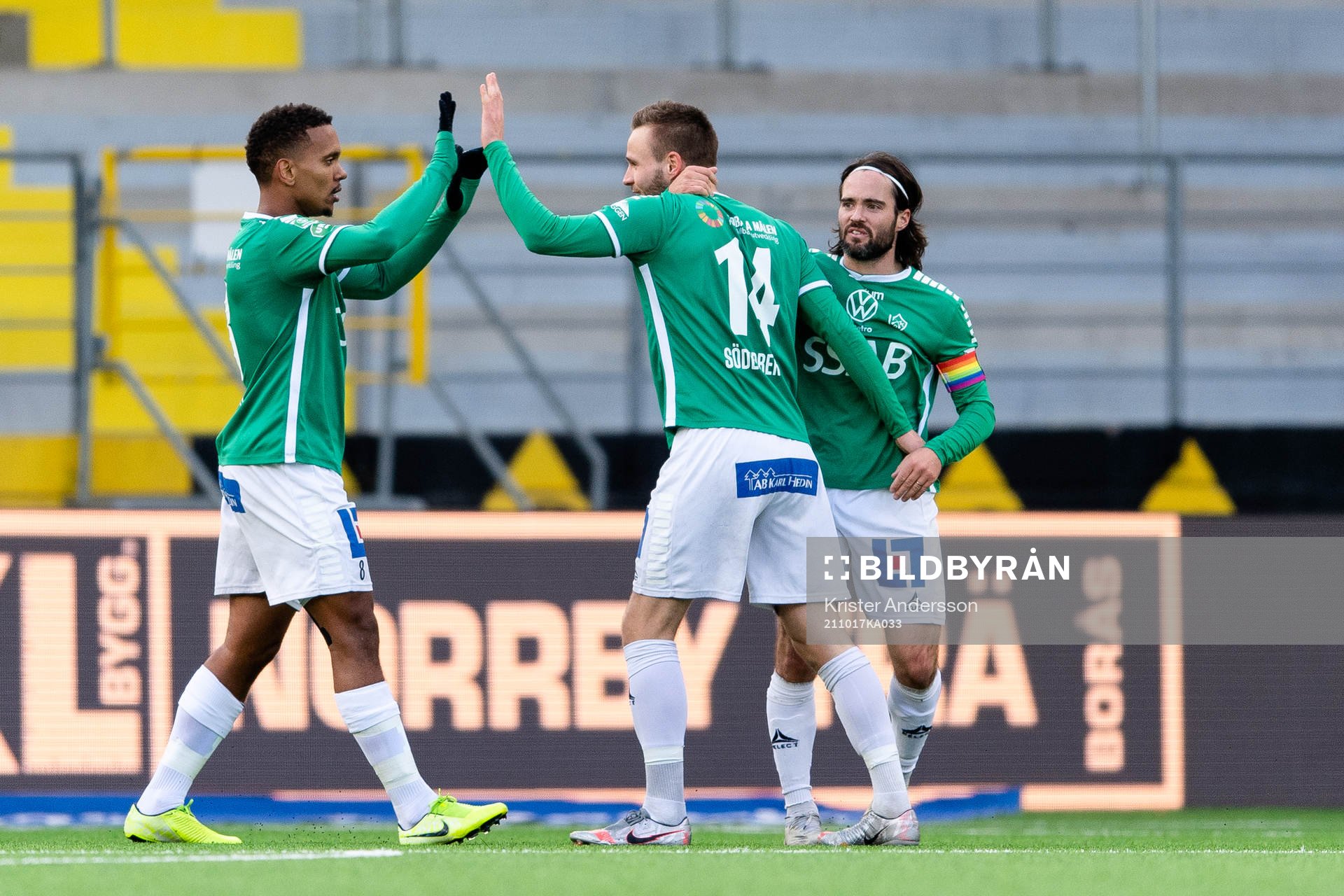 Brages Niklas Söderberg jublar med Seth Kanteh Hellberg