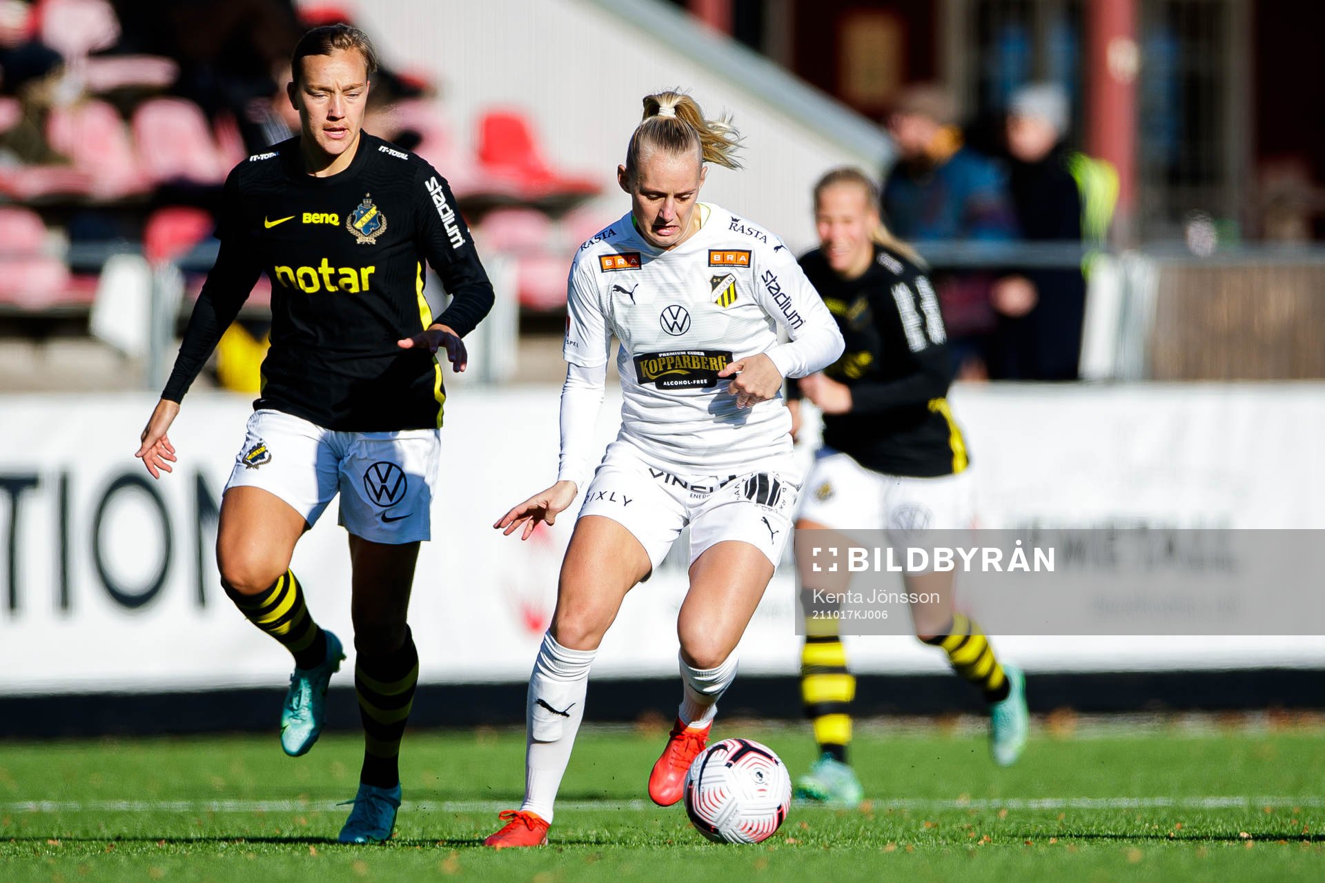 s Jenny Danielsson och Häckens Stina Blackstenius