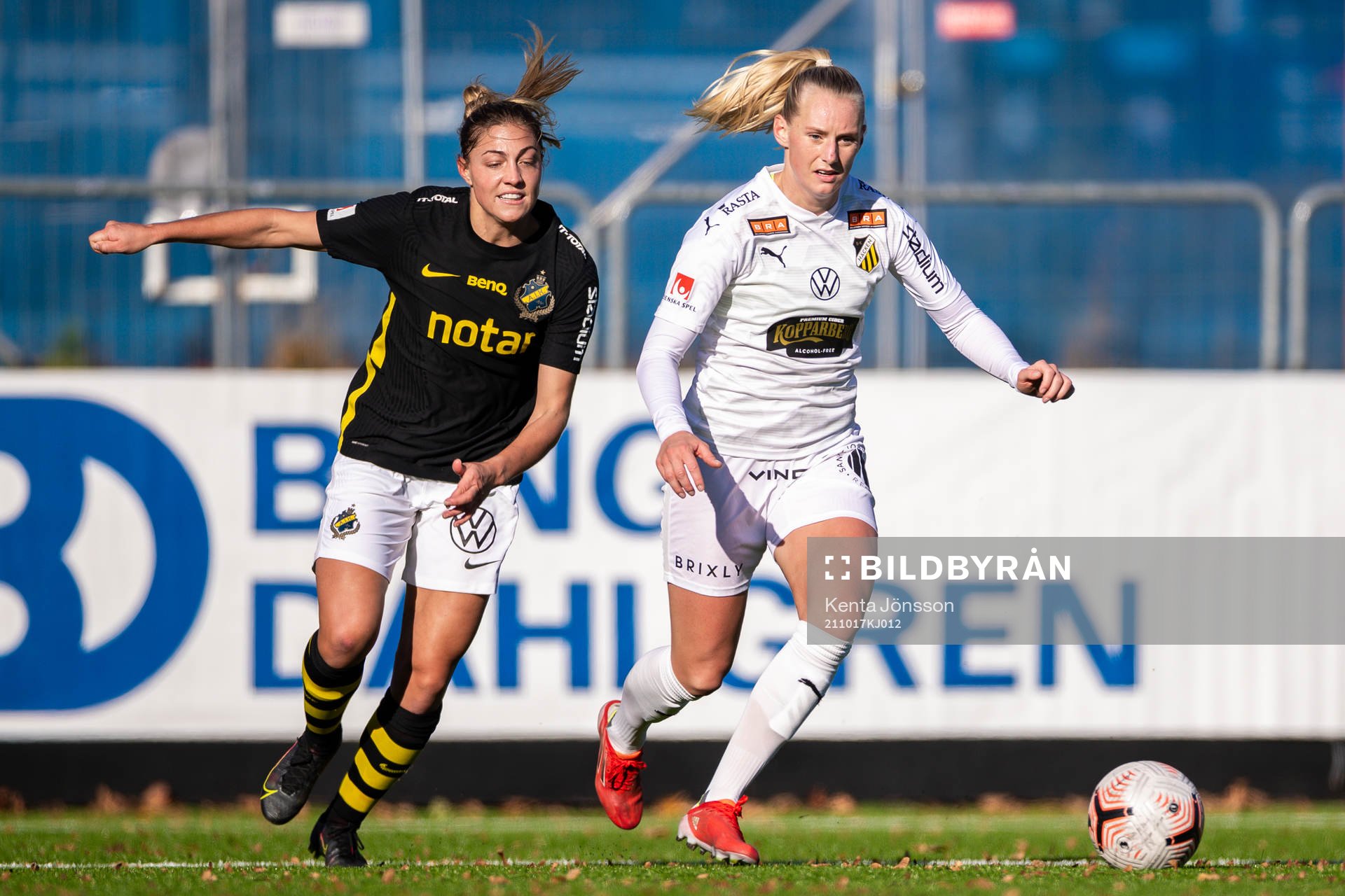 s Hallbera Gisladottir och Häckens Stina Blackstenius