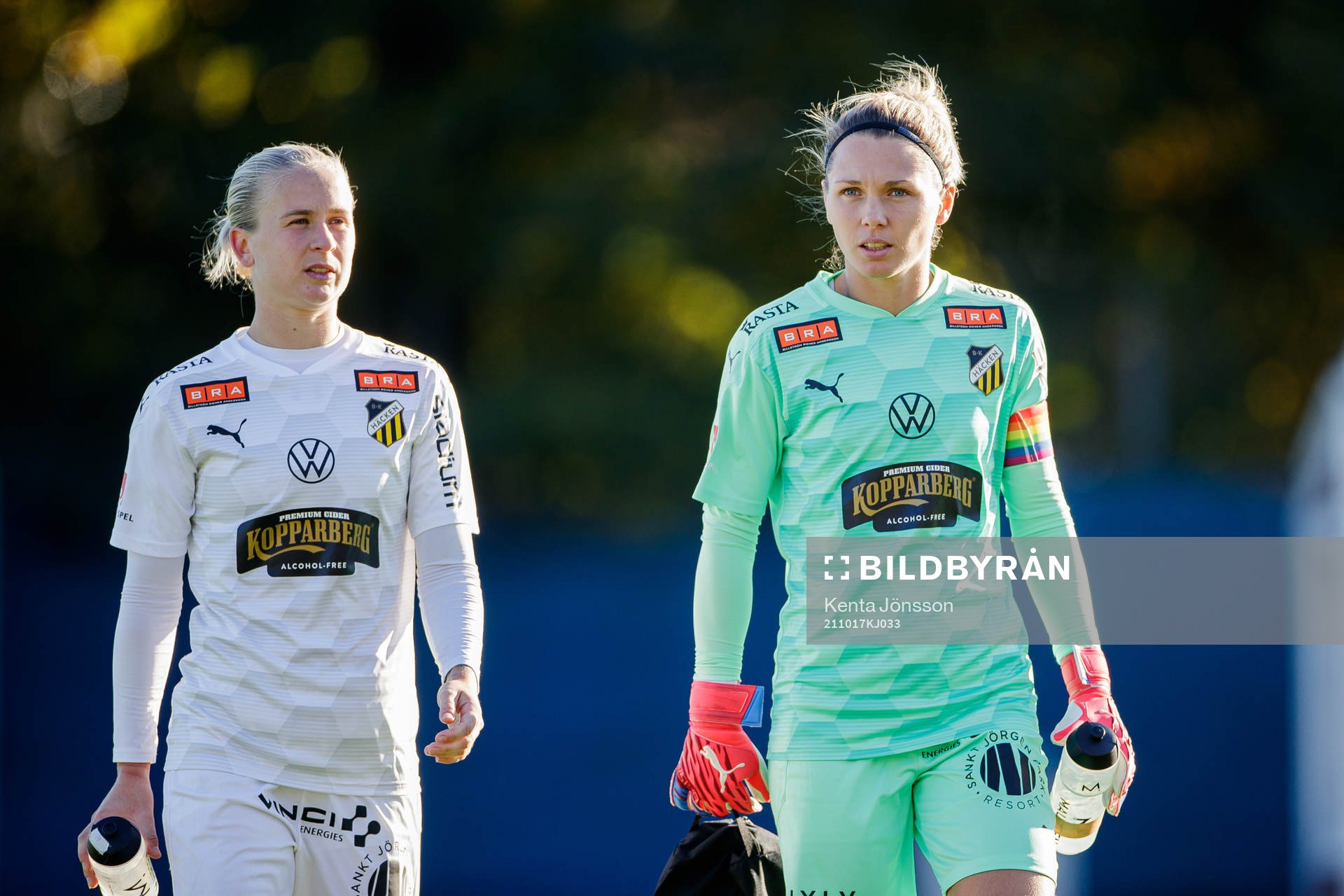 Häckens Filippa Curmark och målvakt Jennifer Falk deppar