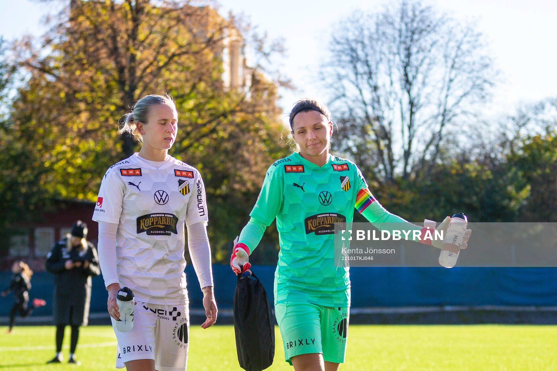Häckens Filippa Curmark och målvakt Jennifer Falk deppar
