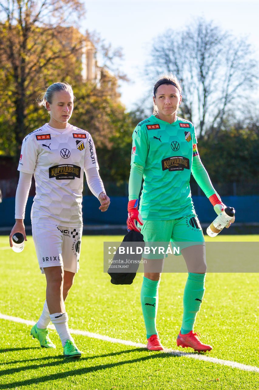 Häckens Filippa Curmark och målvakt Jennifer Falk deppar