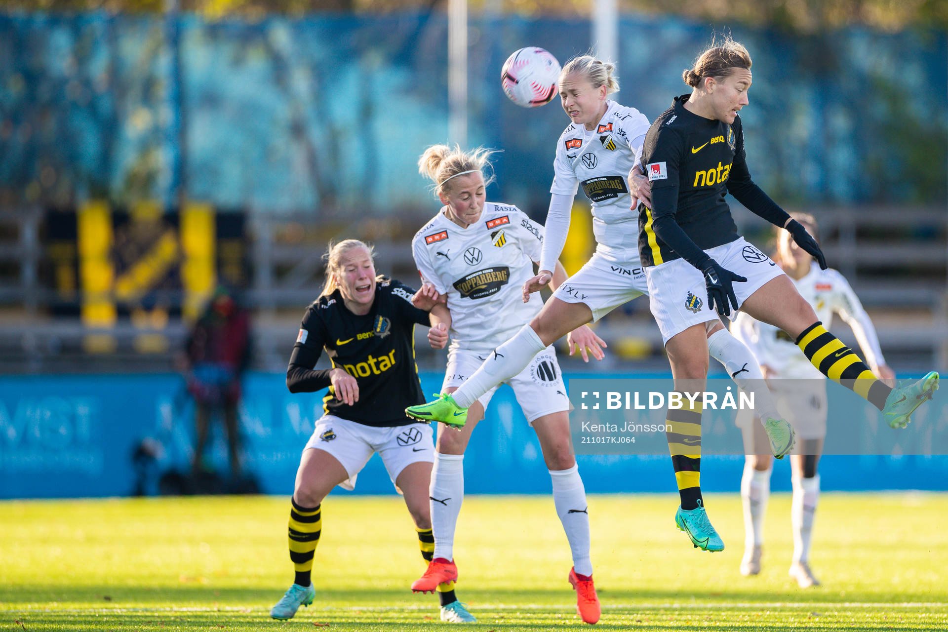 Häckens Filippa Curmark och Julia Karlernäs i kamp med AIK:s Emma Santamäki och Jenny Danielsson under fotbollsmatchen i Damallsvenskan mellan AIK och Häcken den 17 oktober 2021 i Stockholm.