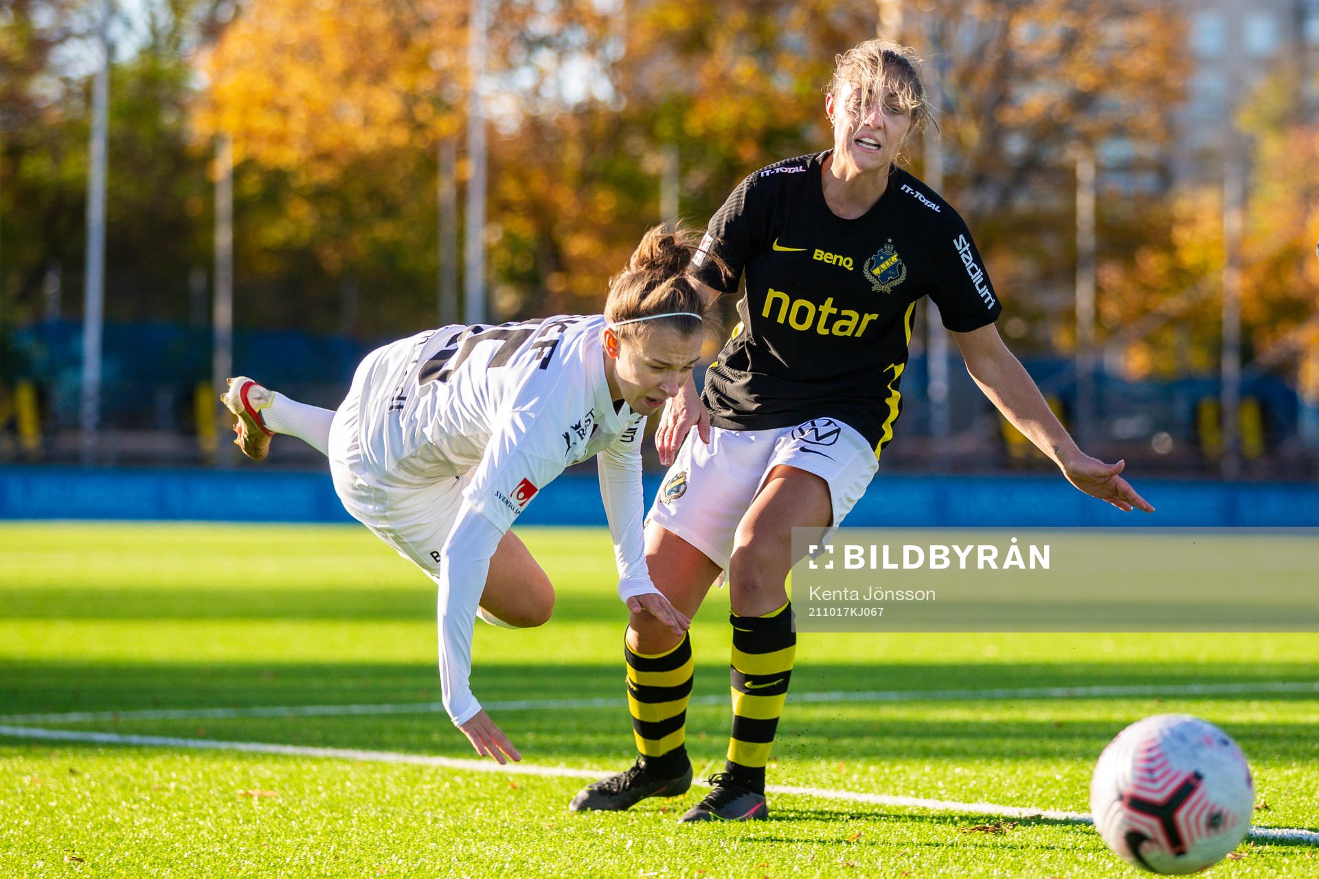 Häckens Julia Zigiotti Olme och AIK:s Hannah Davison i en straffsituation under fotbollsmatchen i Damallsvenskan mellan AIK och Häcken den 17 oktober 2021 i Stockholm.