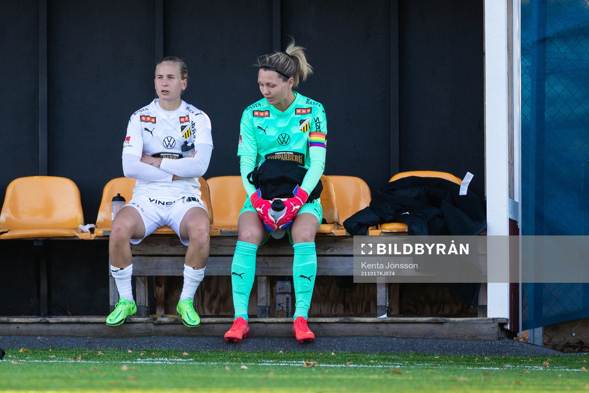 Häckens Filippa Curmark och målvakt Jennifer Falk deppar