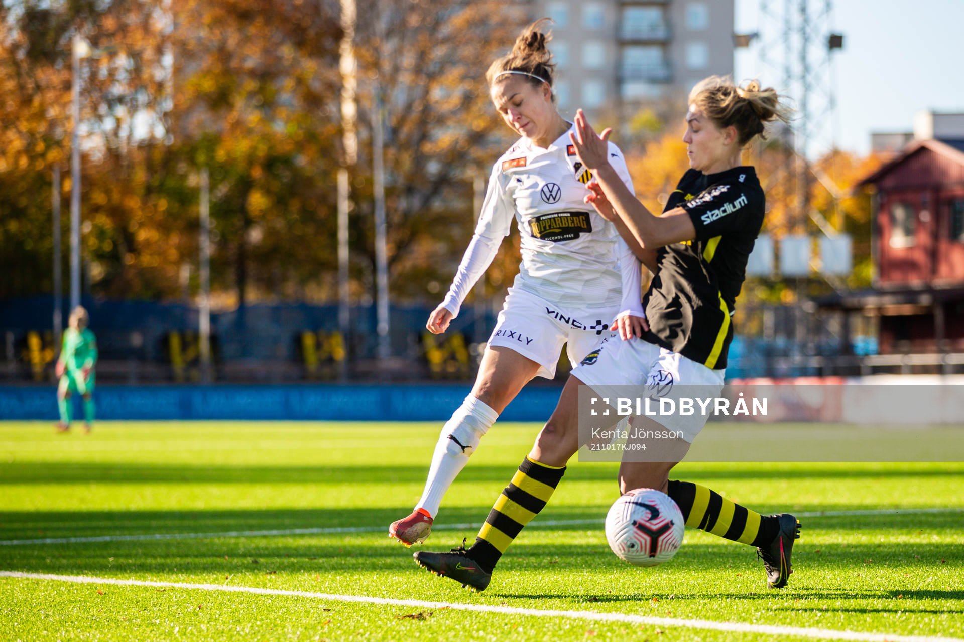 Häckens Julia Zigiotti Olme och AIK:s Hannah Davison i en straffsituation under fotbollsmatchen i Damallsvenskan mellan AIK och Häcken den 17 oktober 2021 i Stockholm.