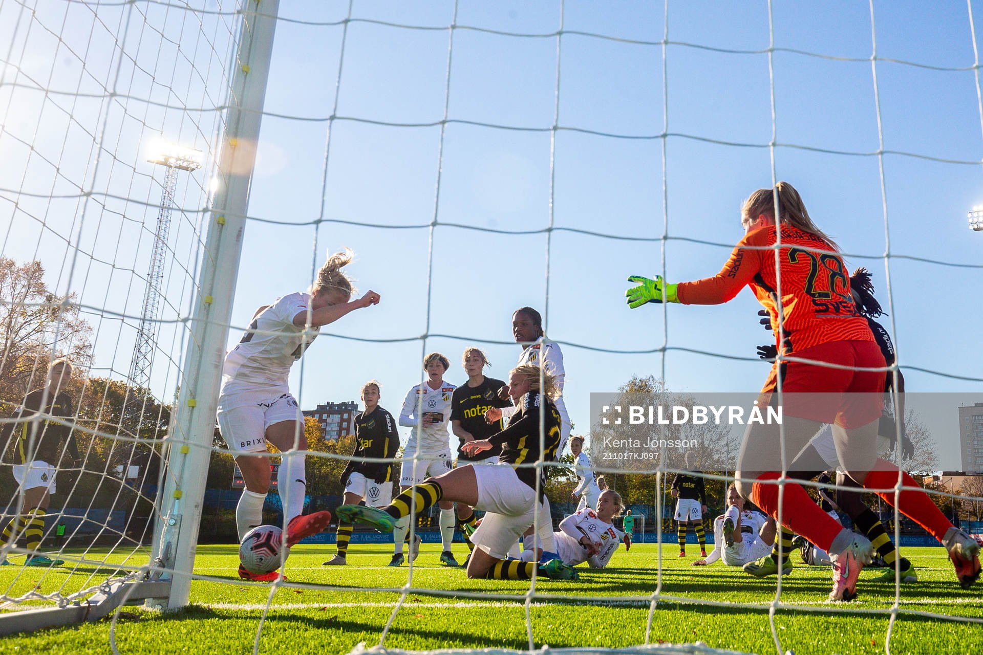 Häckens Julia Karlernäs, Evelyn Ijeh och Filippa Curmark trycker på för ett mål framför AIK:s målvakt Milla-Maj Majasaari under fotbollsmatchen i Damallsvenskan mellan AIK och Häcken den 17 oktober 2021 i Stockholm.