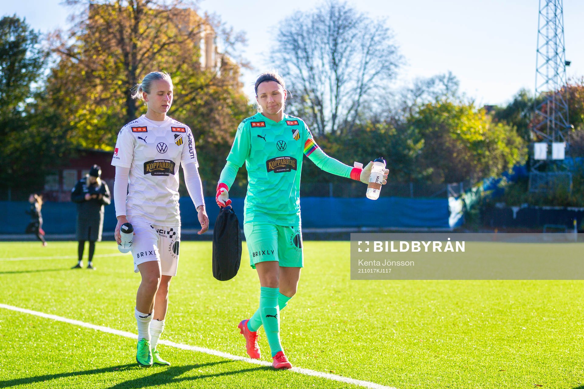Häckens Filippa Curmark och målvakt Jennifer Falk deppar
