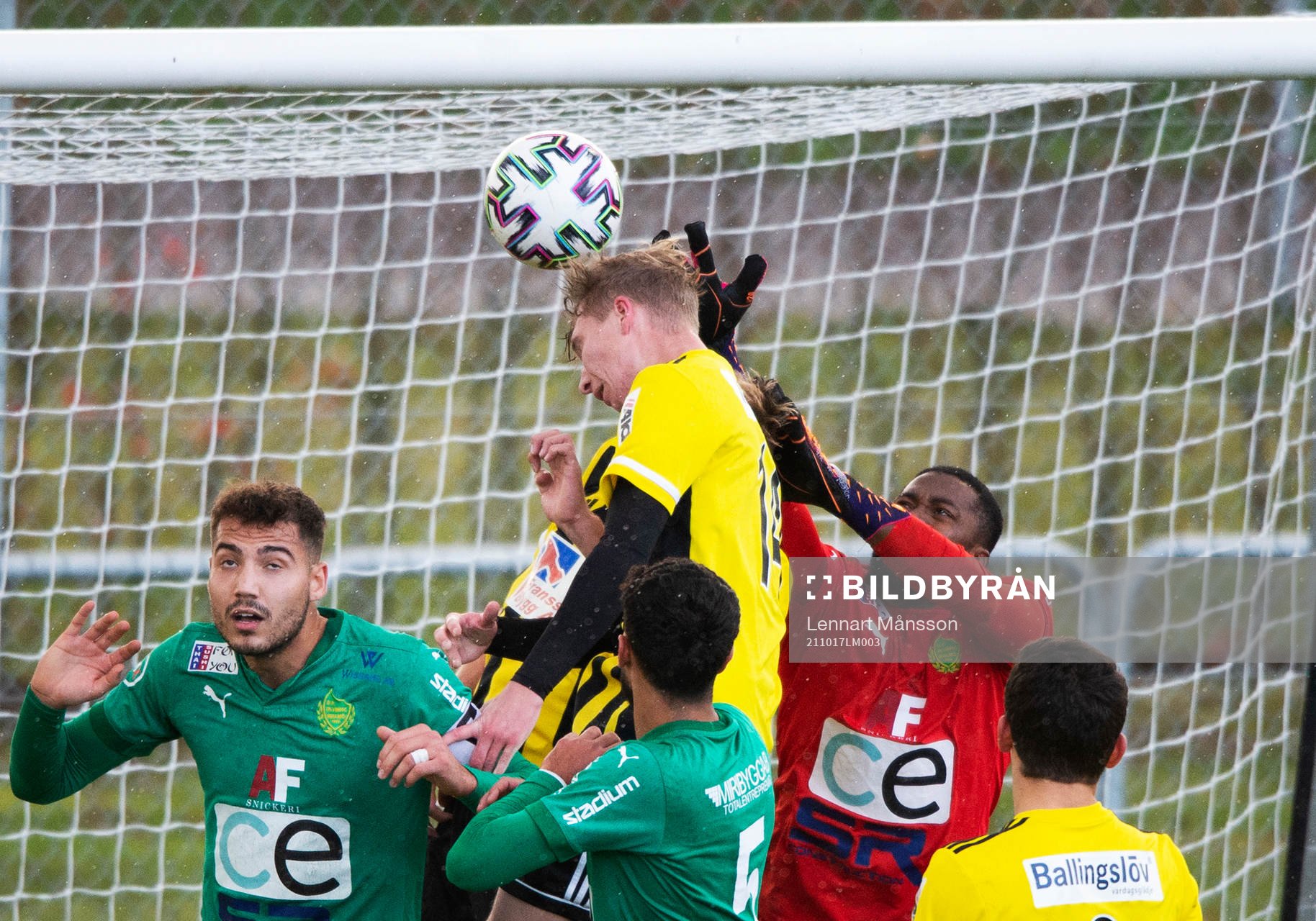 IFK Hässleholms Hugo Arvidsson nickar in 1-0 i matchen i