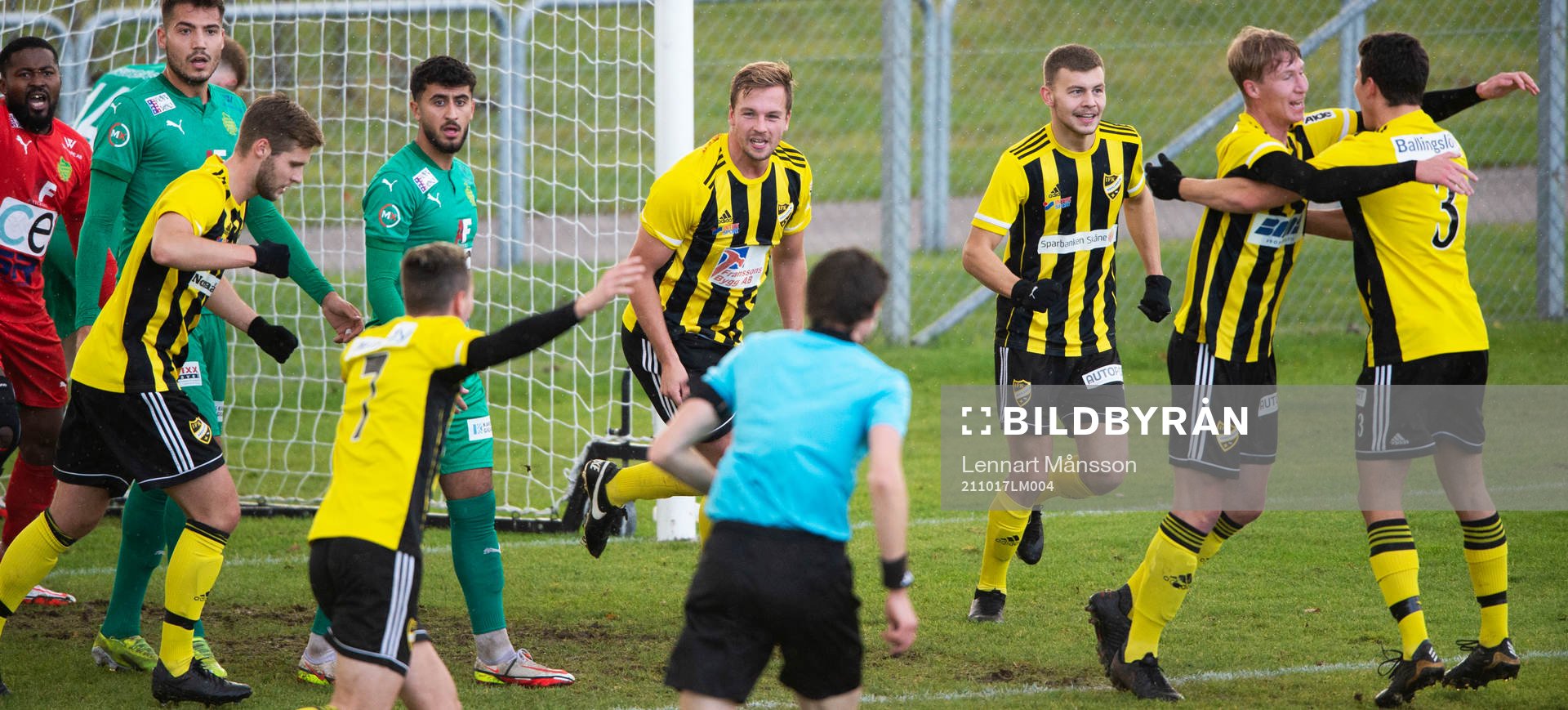 IFK Hässleholms Hugo Arvidsson har nickat in 1-0 och
