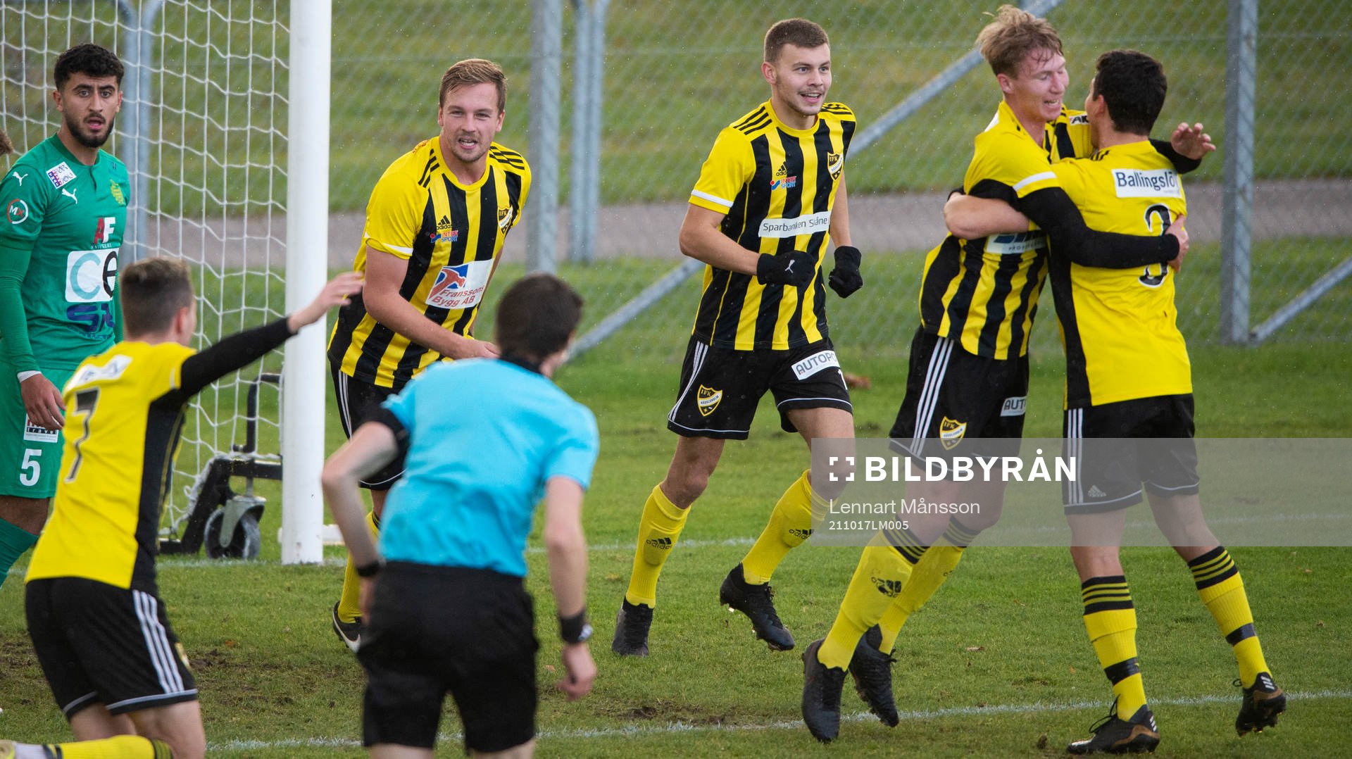IFK Hässleholms Hugo Arvidsson har nickat in 1-0 och grattas av Hampus Rydh och Isak Orajärvi i matchen i div 2 Södra Götaland mellan IFK Hässleholm och BK Olympic i Hässleholm17 oktober 2021.