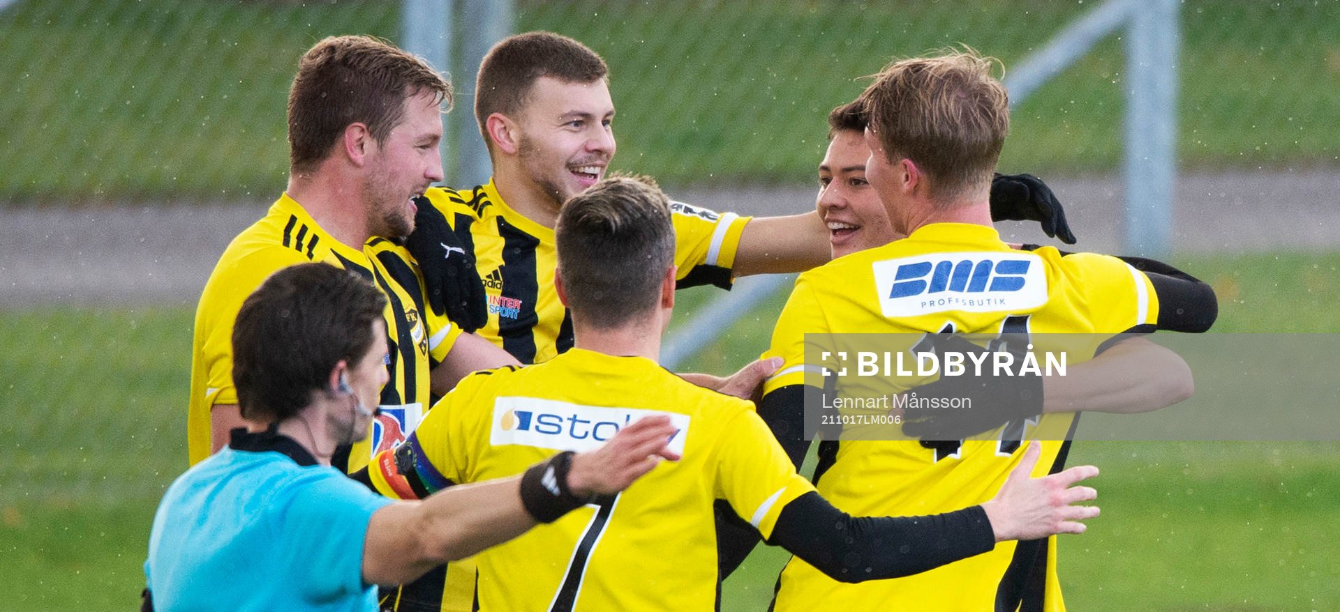 IFK Hässleholms Hugo Arvidsson har nickat in 1-0 och