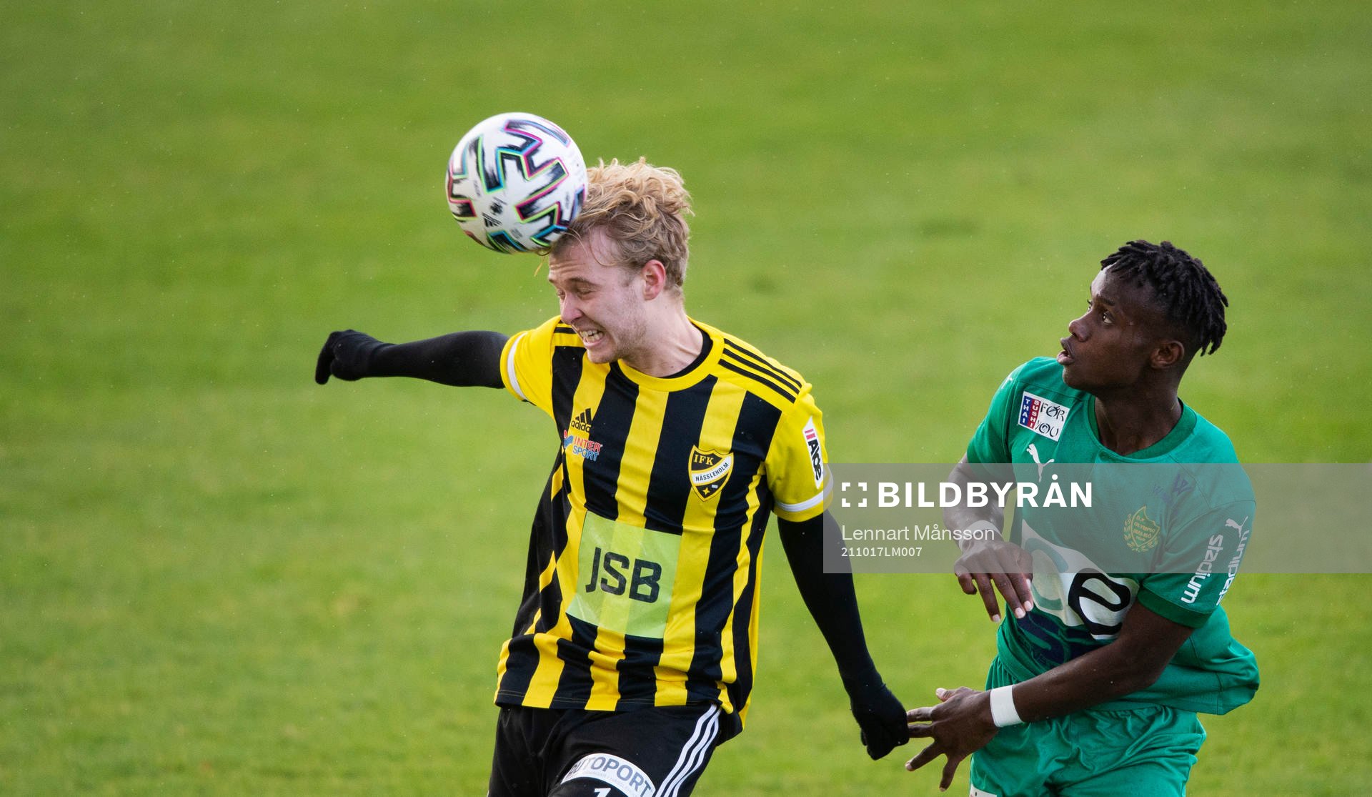 IFK Hässleholms Victor Holmberg nickar undan framför