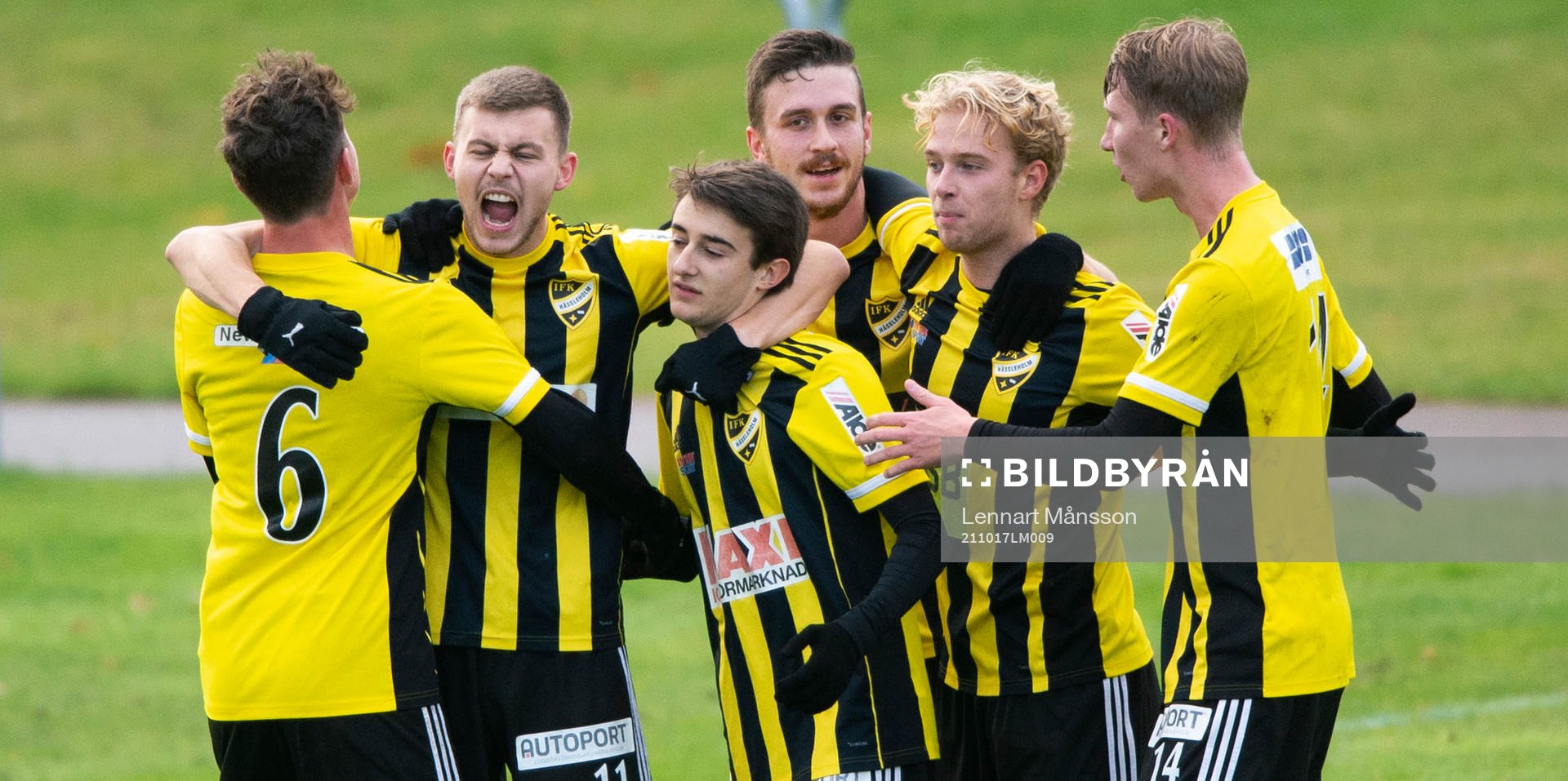 IFK Hässleholms Ivan Danielsson Andanovski har gjort 2-0 och jublar i matchen i div 2 Södra Götaland mellan IFK Hässleholm och BK Olympic i Hässleholm17 oktober 2021.