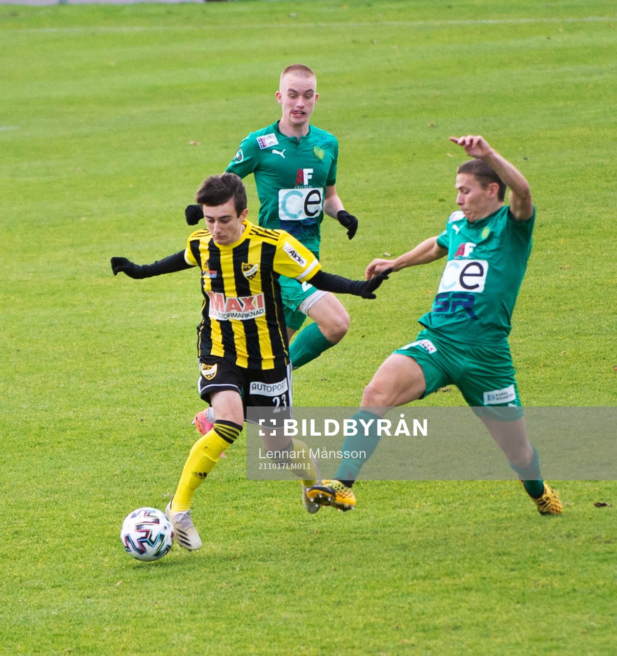 IFK Hässleholms Armin Culum fälls bryskt i matchen i div