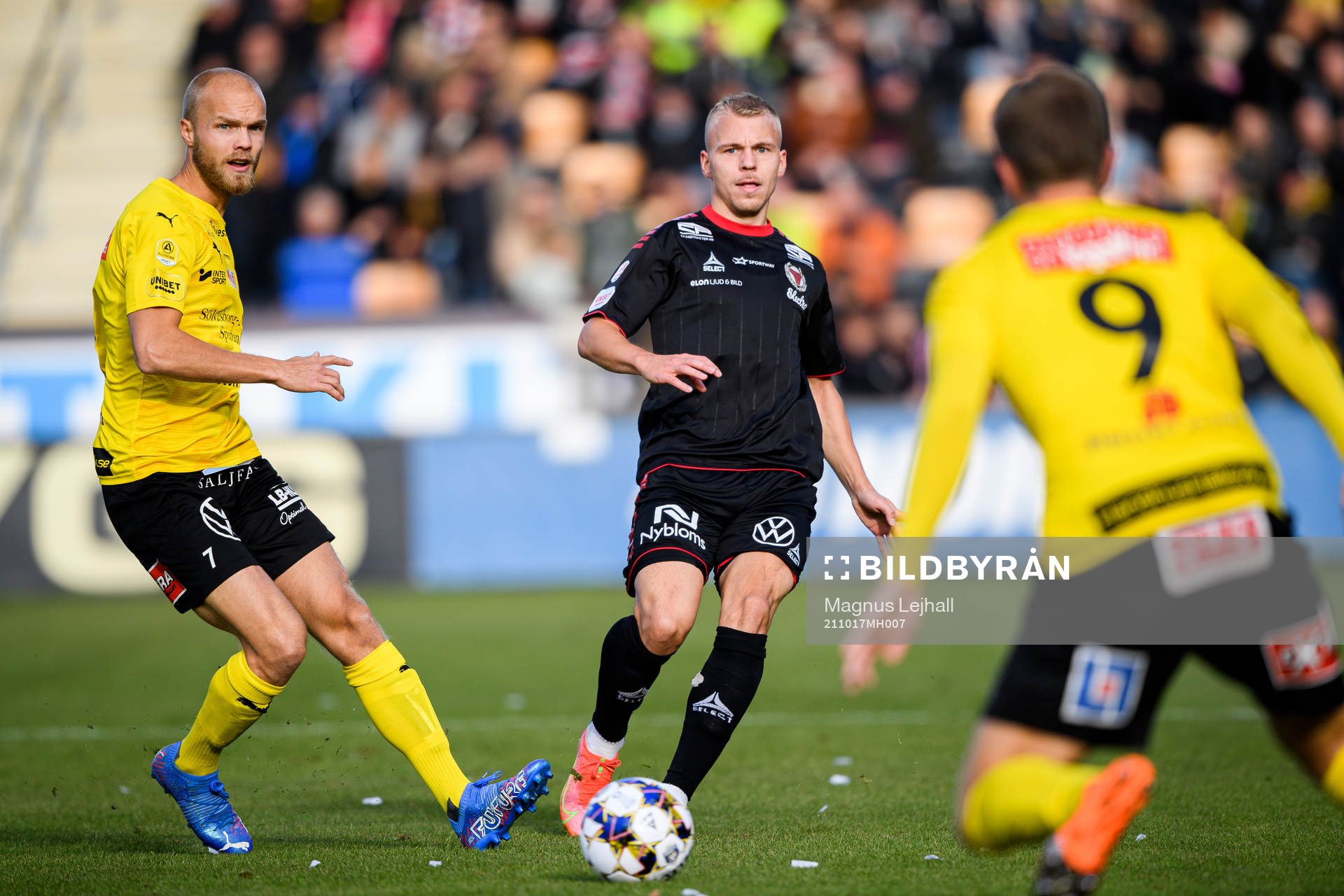 Kalmars Sebastian Ring i en kamp mot Mjällbys Viktor Gustafson och Joel Nilsson under fotbollsmatchen i Allsvenskan mellan Mjällby och Kalmar den 17 oktober 2021 i Hällevik.