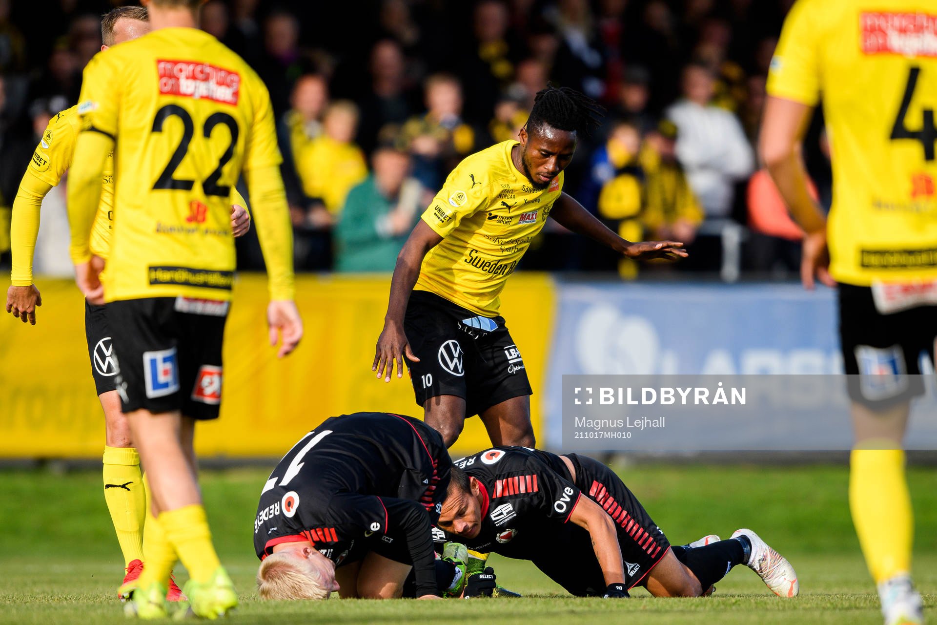 Kalmars Carl Gustafsson och Romario Pereira Sipiao framför