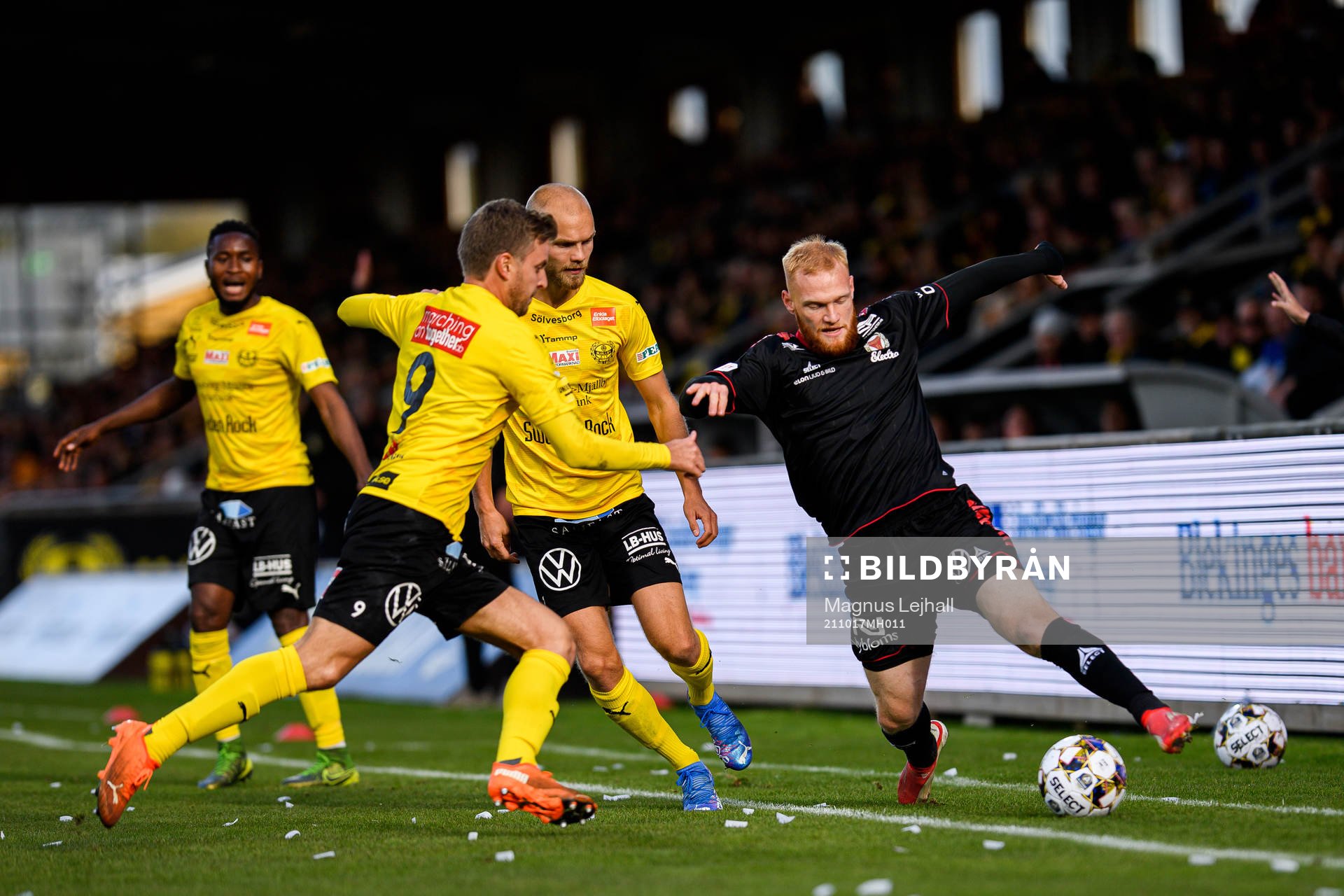 Kalmars Nils Fröling i en kamp mot Mjällbys Joel Nilsson