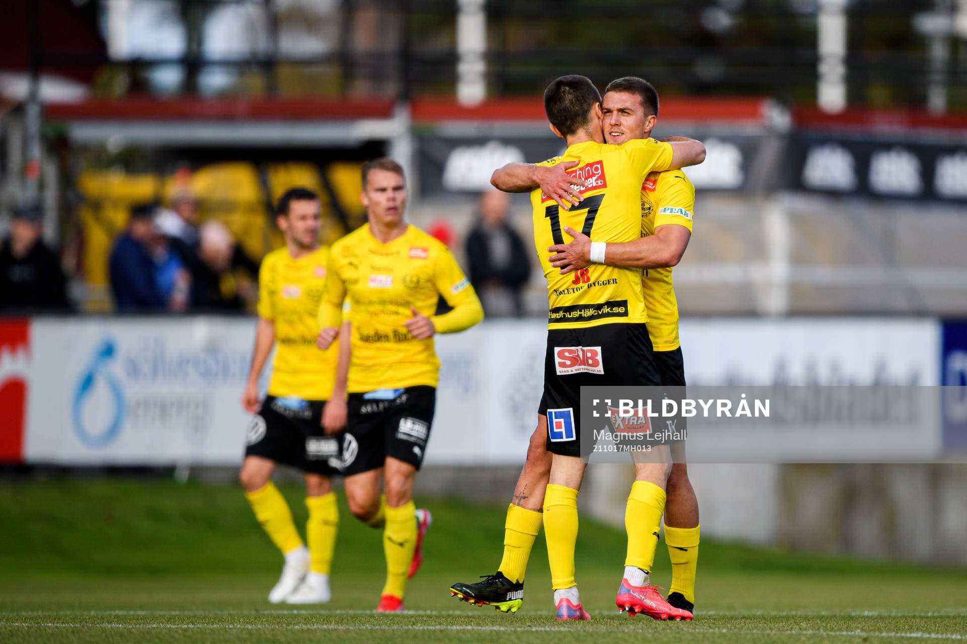 Mjällbys Ivan Kricak och Carlos Moros Gracia jublar