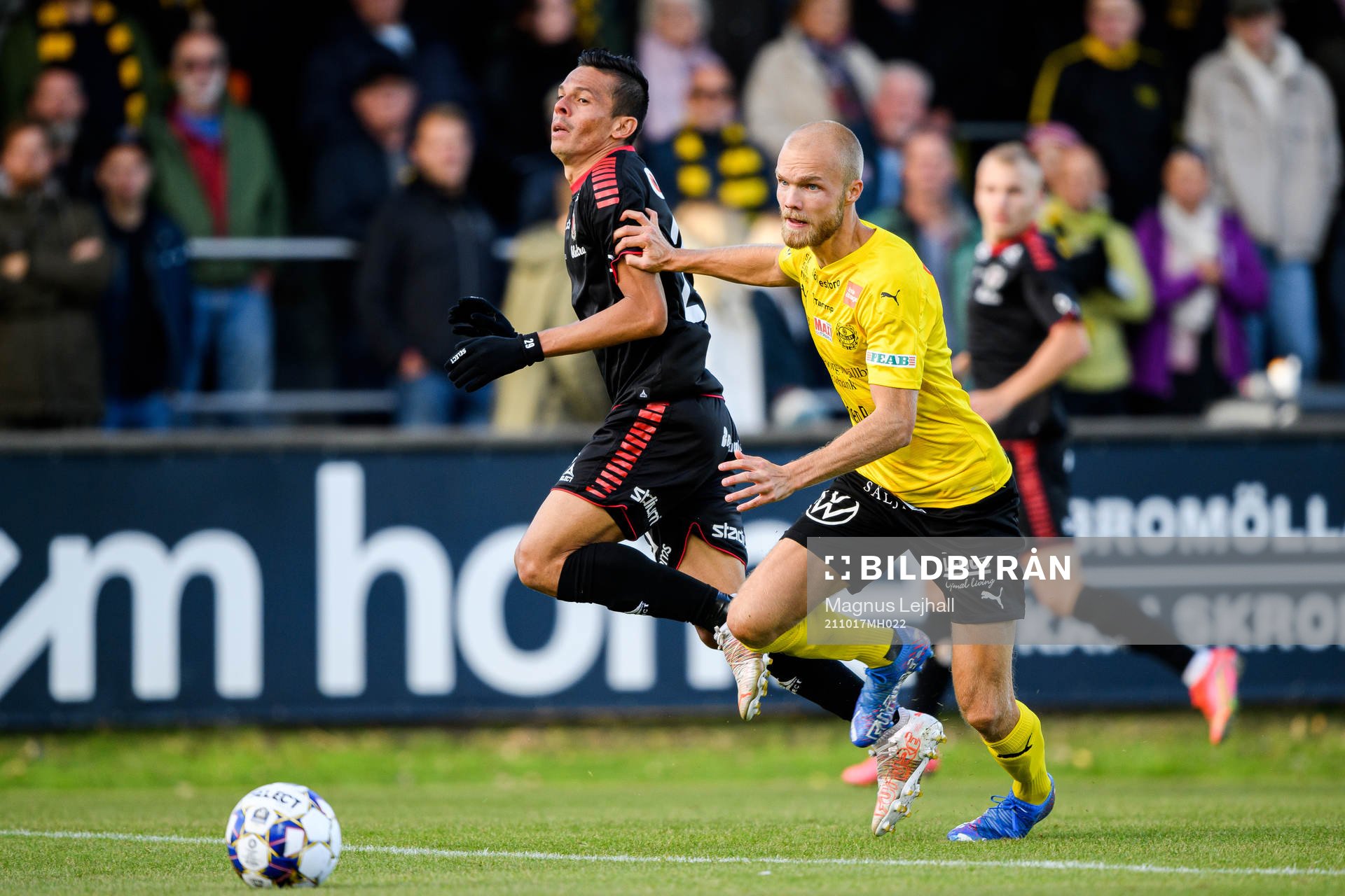 Kalmars Romario Pereira Sipiao och Mjällbys Viktor